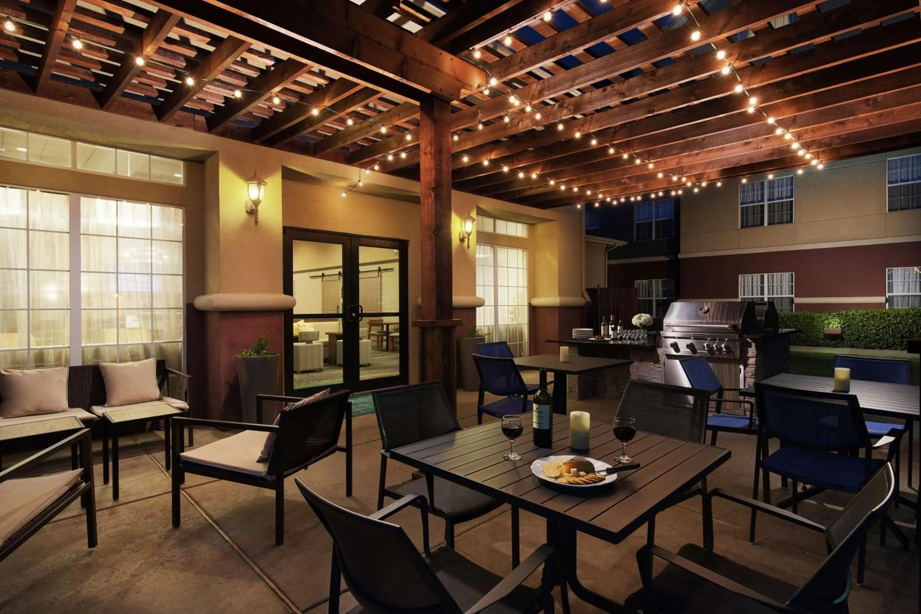Dining area in Homewood Suites by Hilton Lubbock