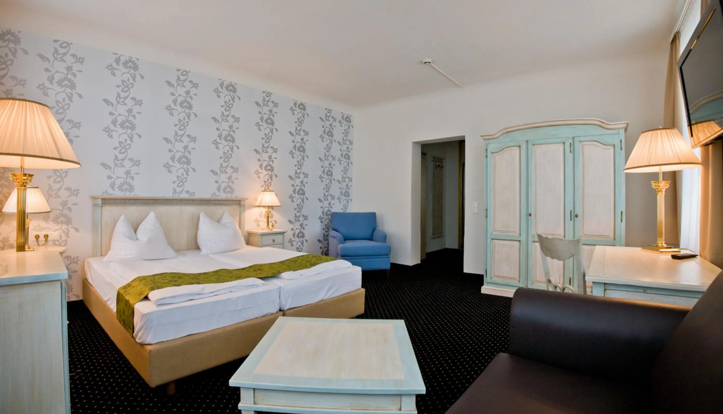 Photo of the whole room, Bed in Rathaushotels All Inklusive