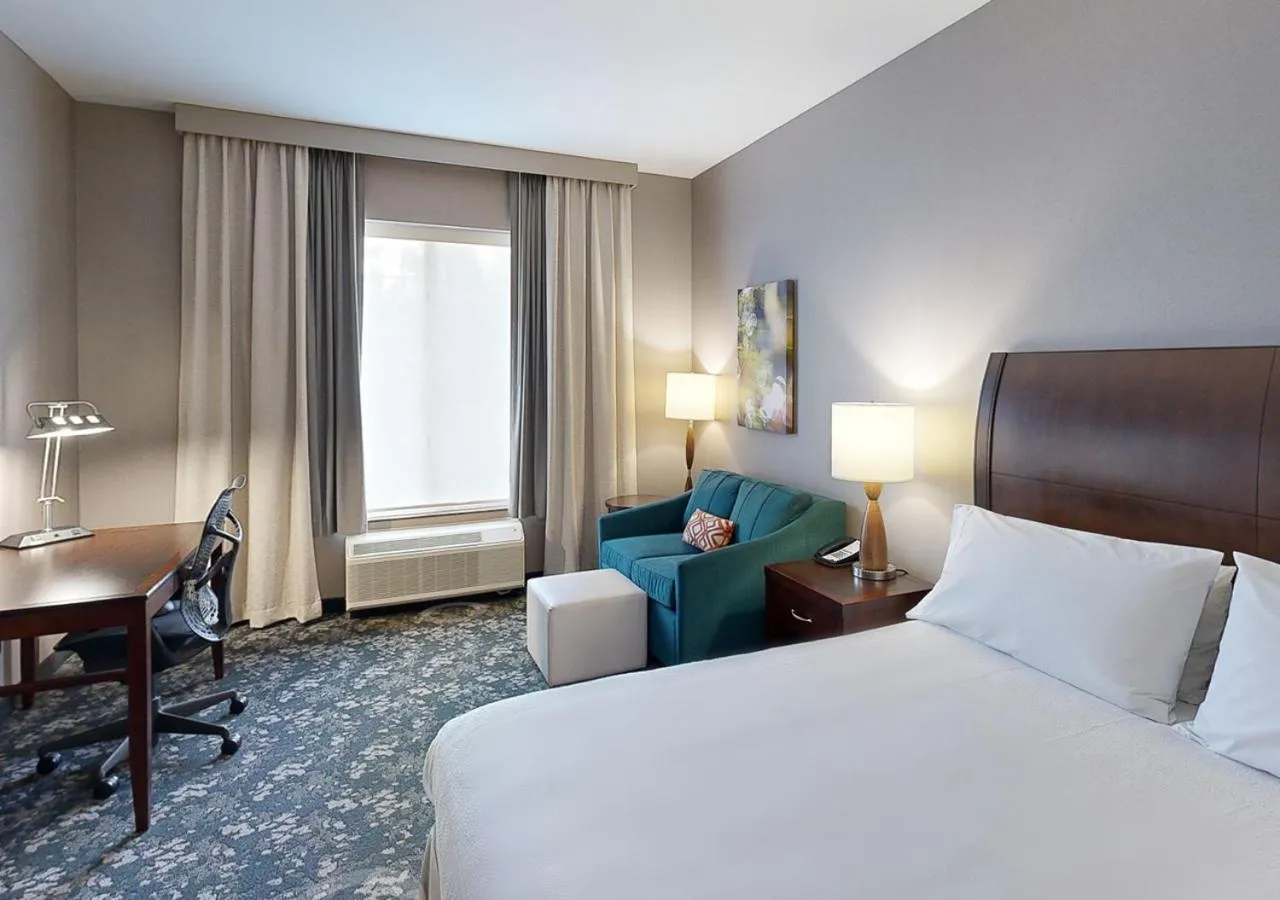 Photo of the whole room, Bed in Hilton Garden Inn Detroit/Novi