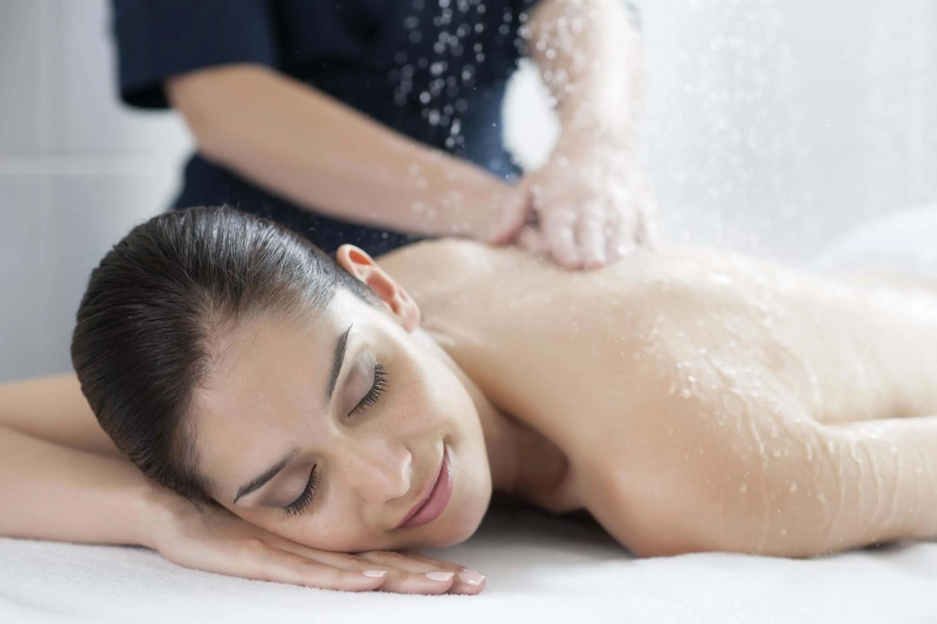 Massage in Hôtel la Baie Valdys Resort & SPA