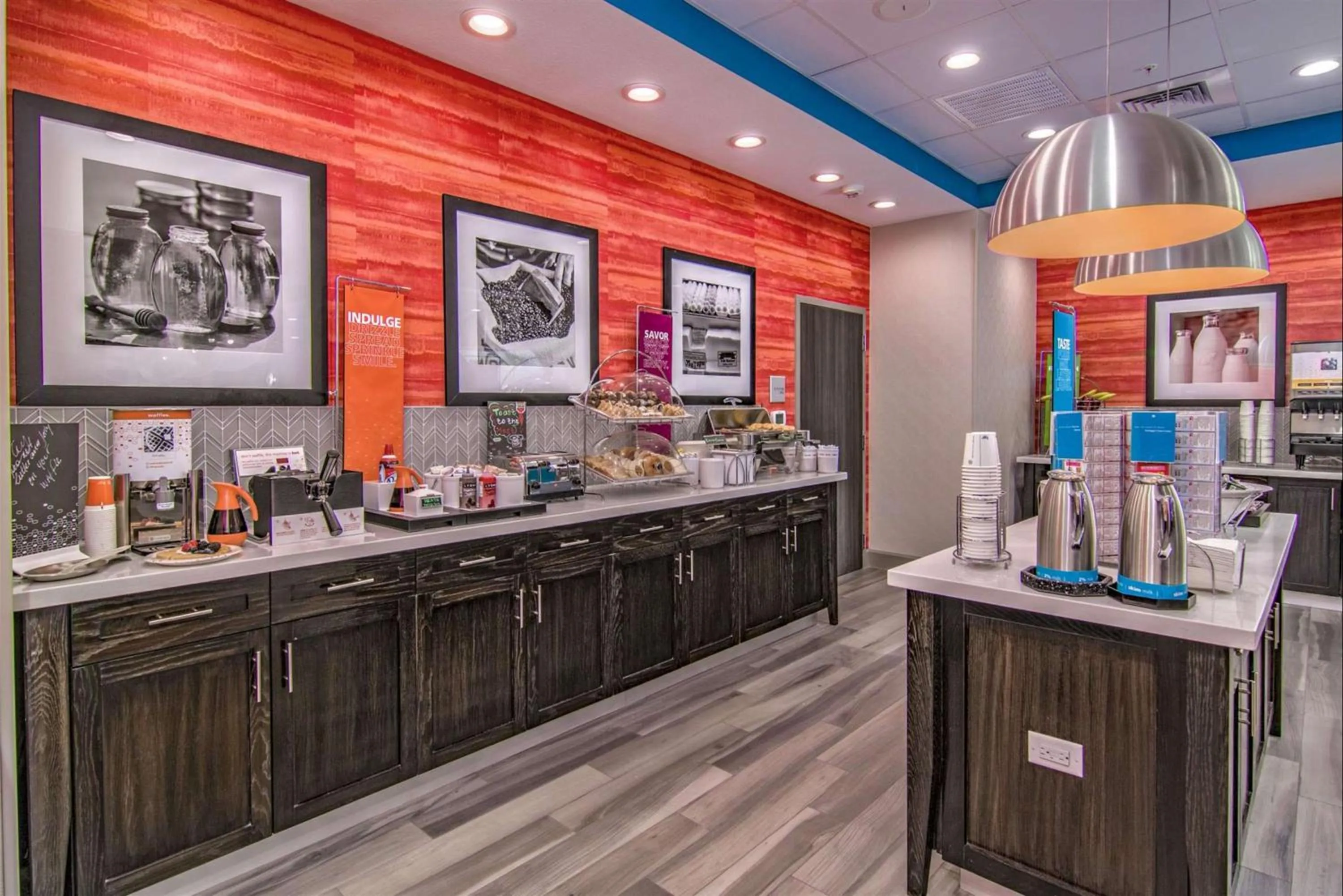 Dining area in Hampton Inn Houston NASA-Johnson Space Center