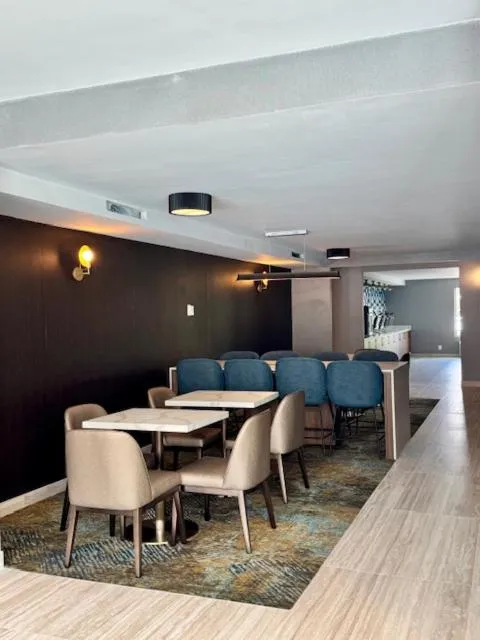 Restaurant/places to eat in La Quinta Inn by Wyndham Orlando International Drive North