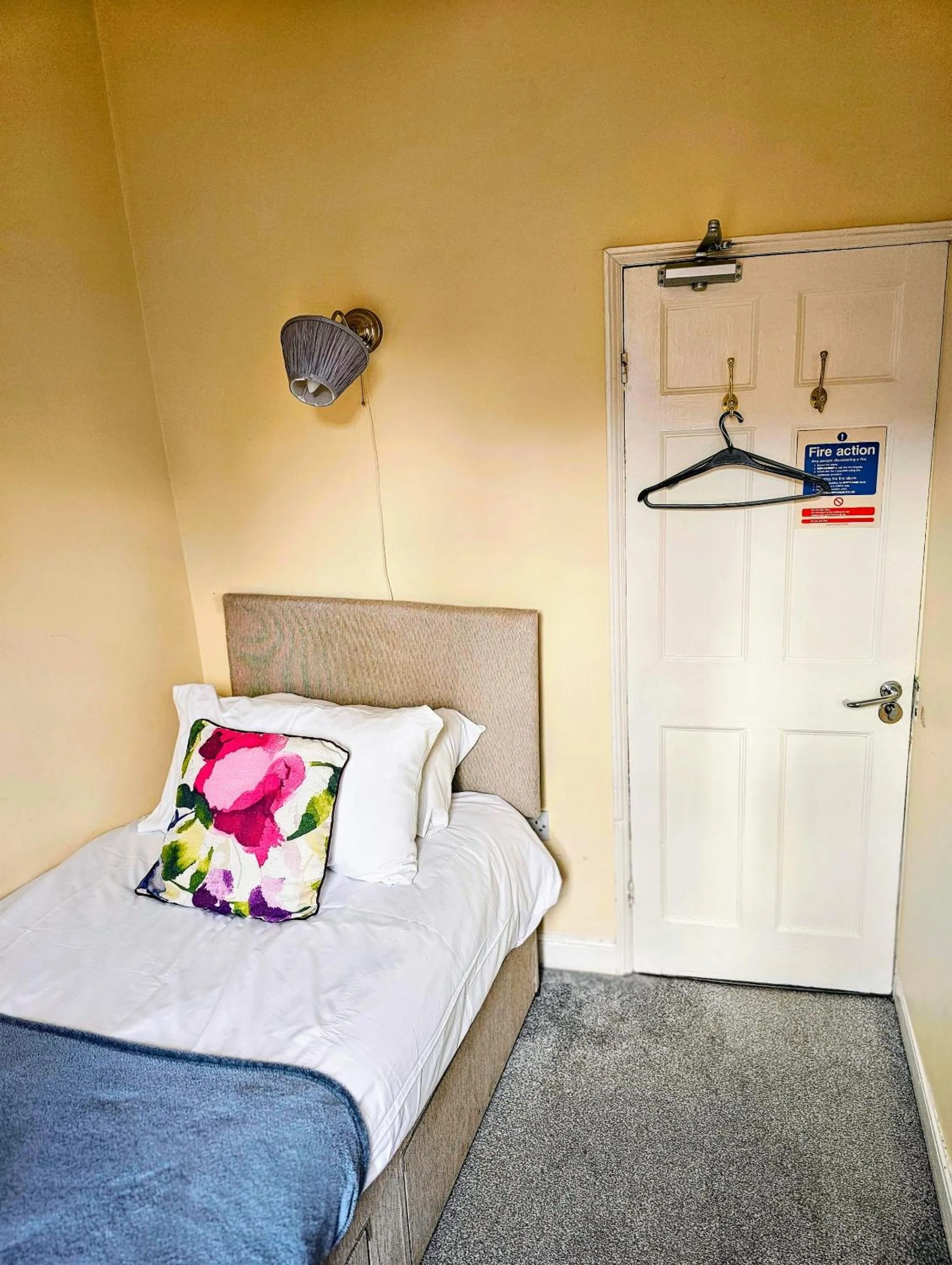 Bedroom in Waggon and Horses