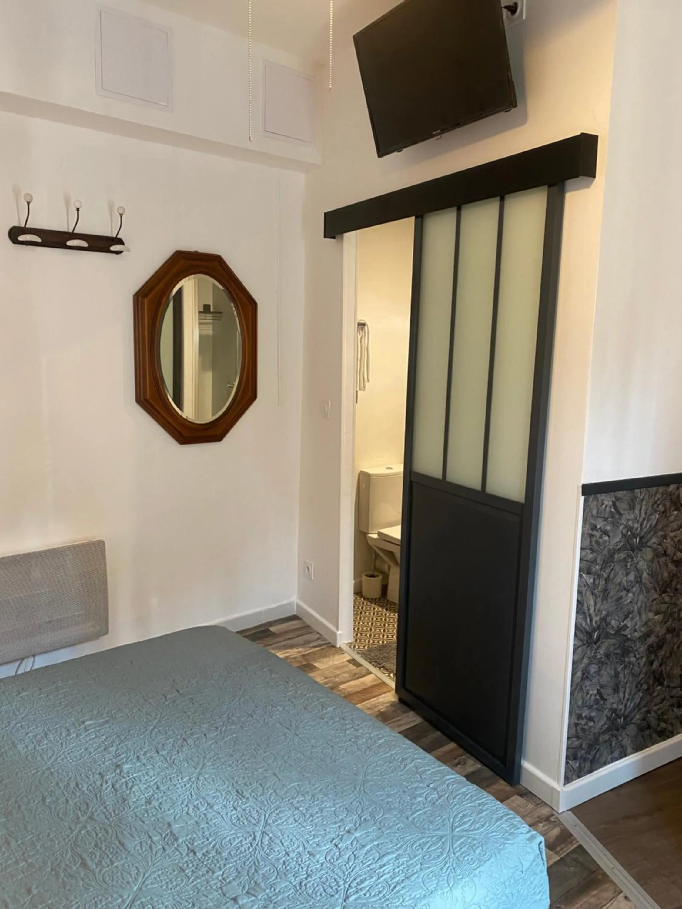 Photo of the whole room, Bed in Hôtel Paul Riquet