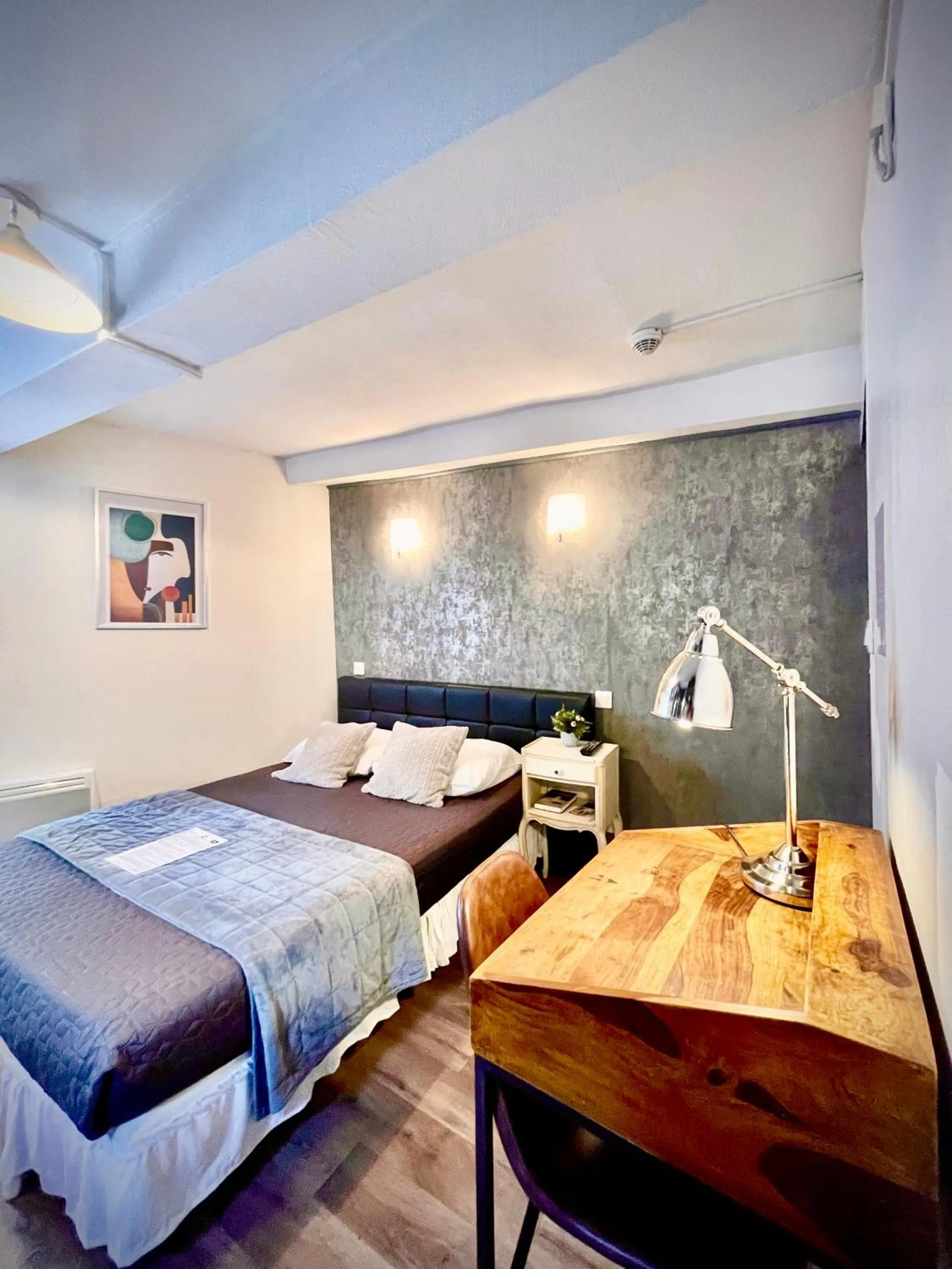 Photo of the whole room, Bed in Hôtel Paul Riquet