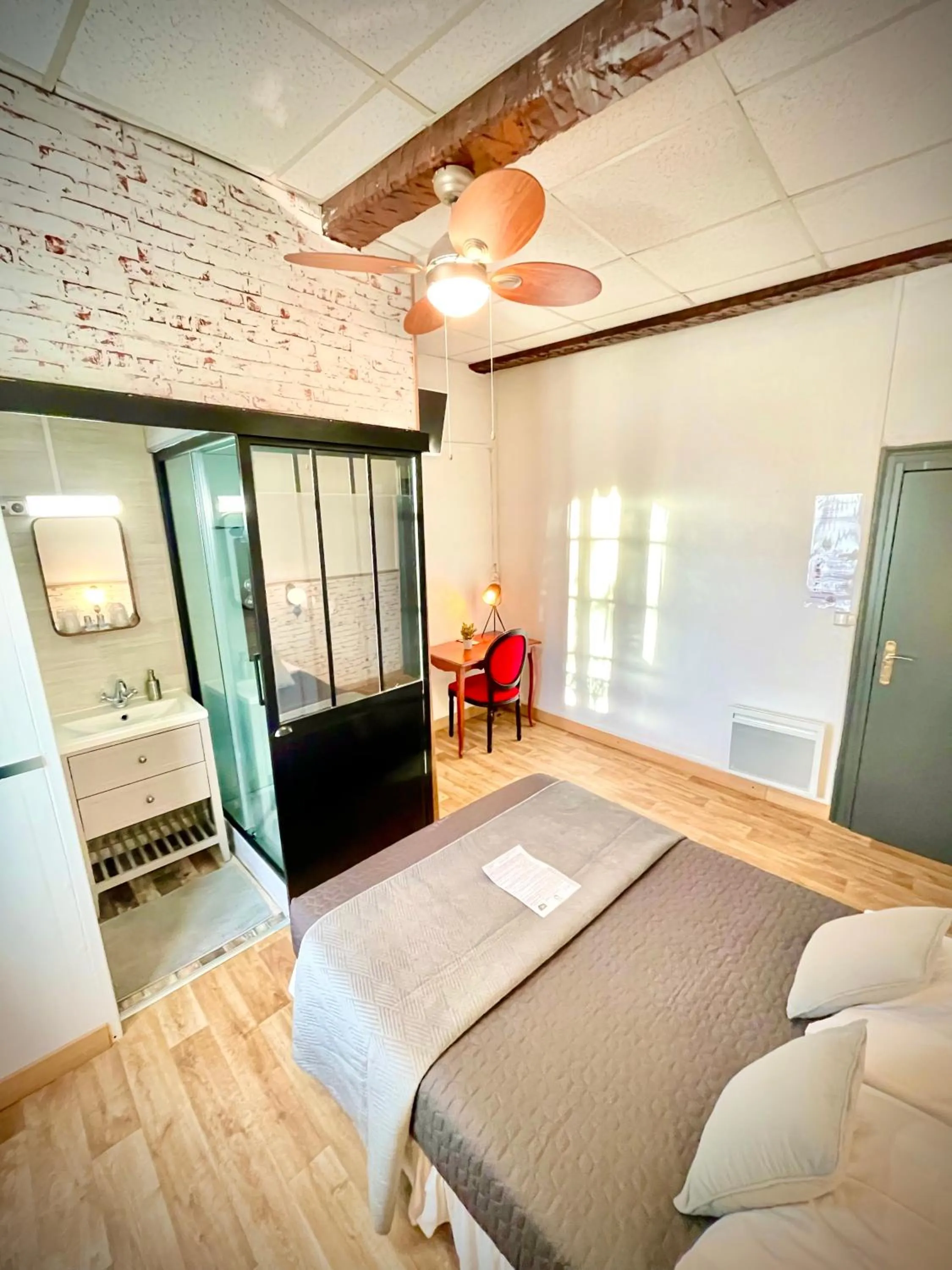 Shower, Bed in Hôtel Paul Riquet