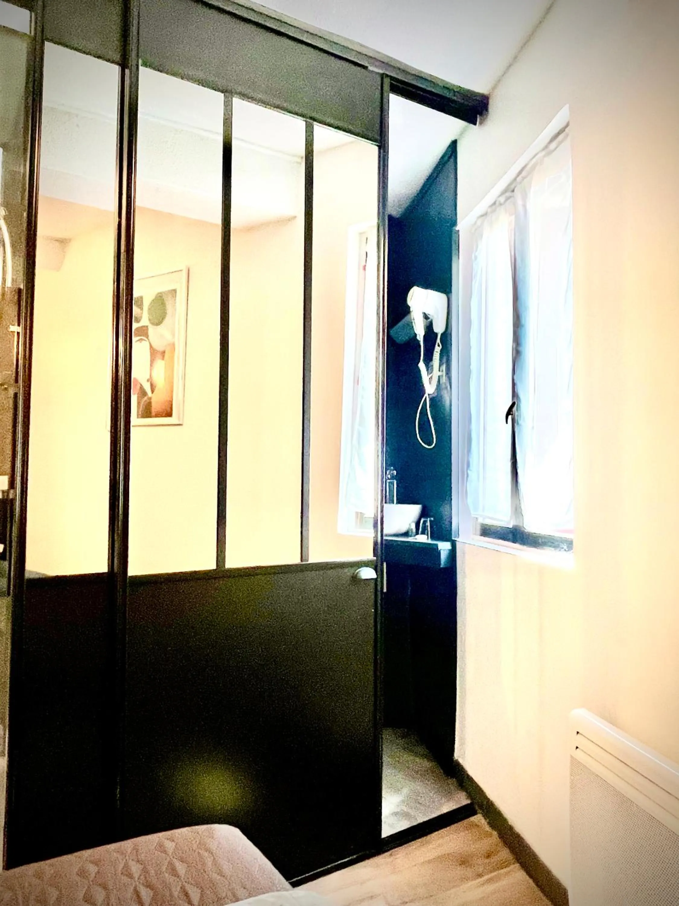 Bathroom, Bed in Hôtel Paul Riquet