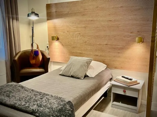 View (from property/room), Bed in Hôtel Paul Riquet