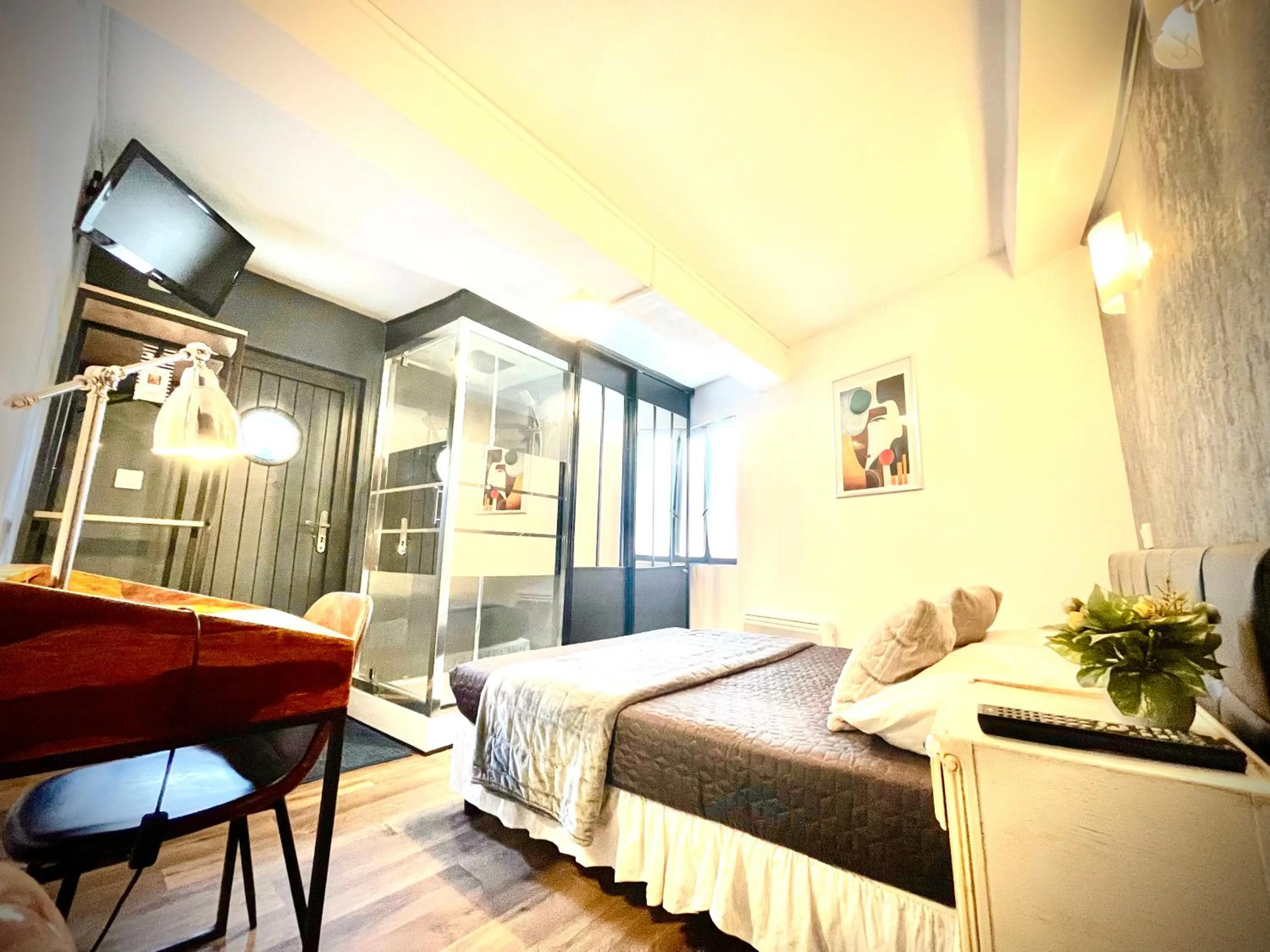 Photo of the whole room, Bed in Hôtel Paul Riquet