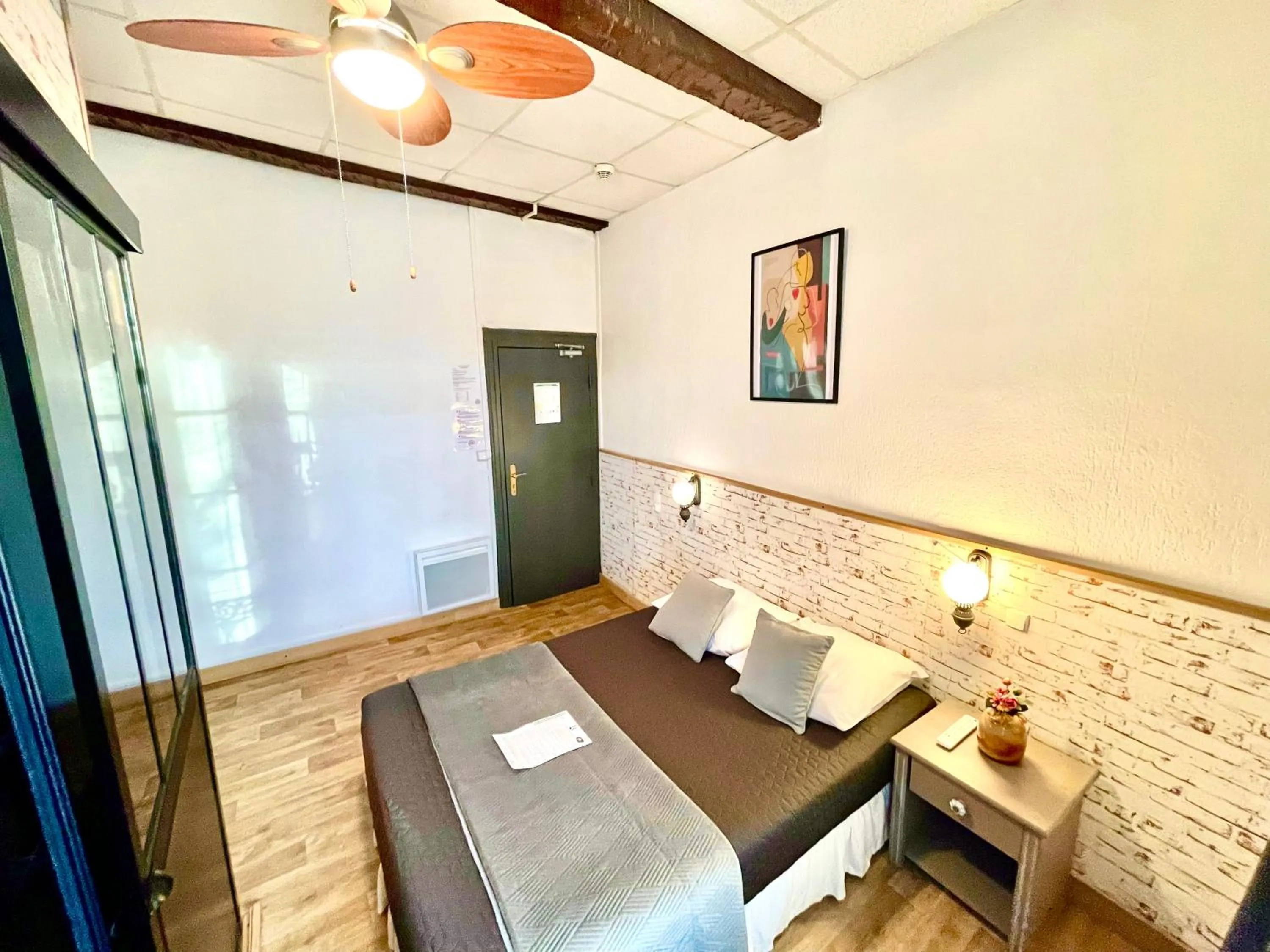 Photo of the whole room, Bed in Hôtel Paul Riquet