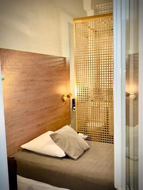 Photo of the whole room, Bed in Hôtel Paul Riquet