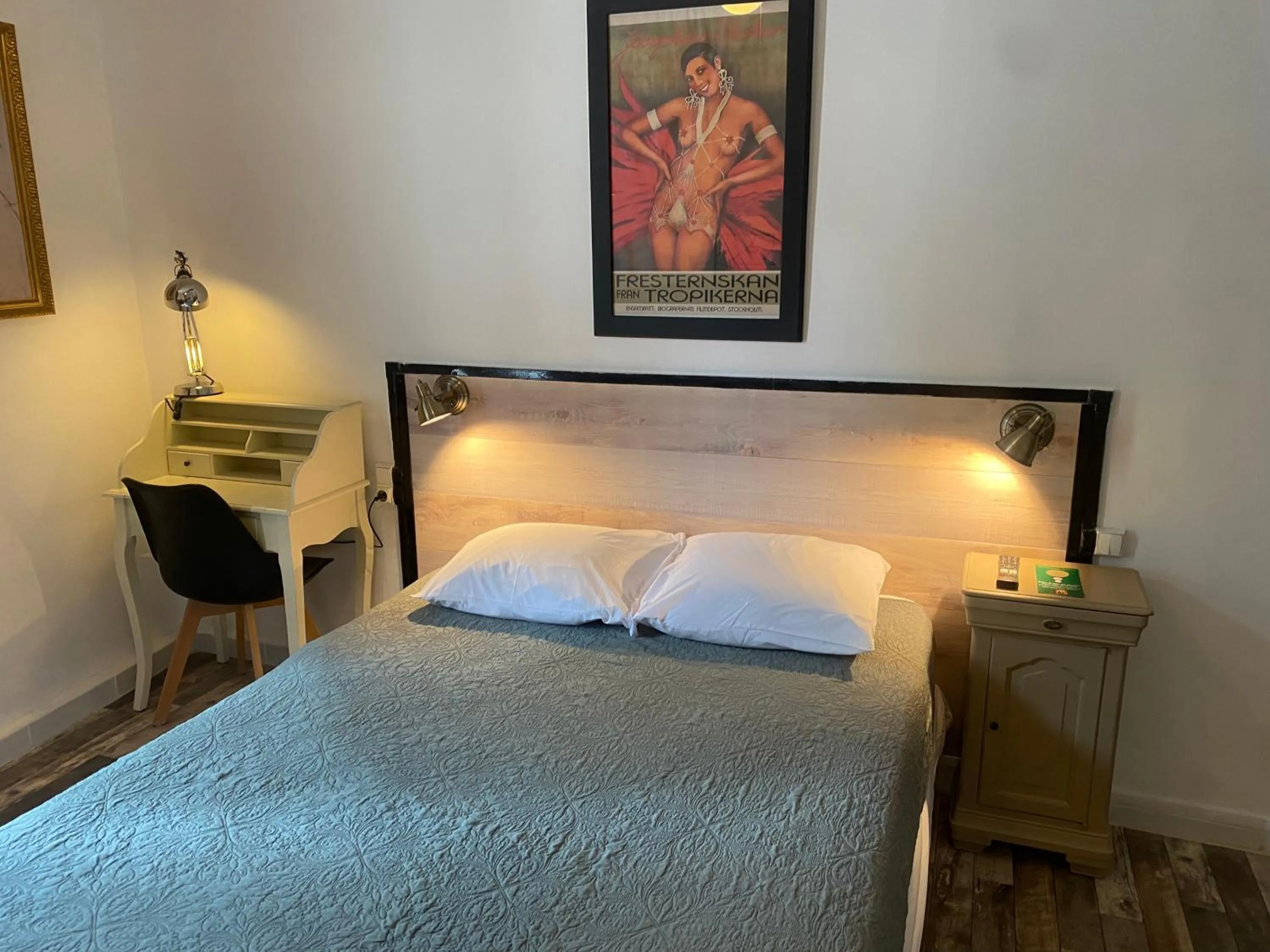 Photo of the whole room, Bed in Hôtel Paul Riquet