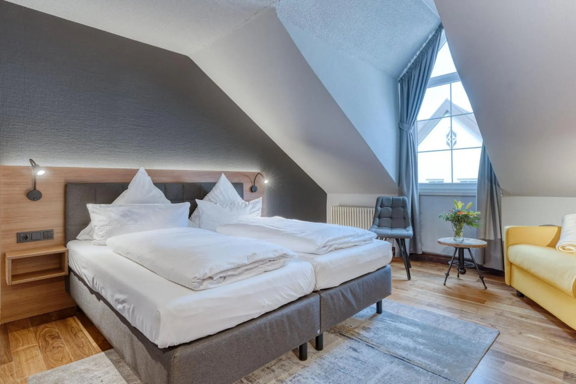 Photo of the whole room, Bed in Inselhotel König