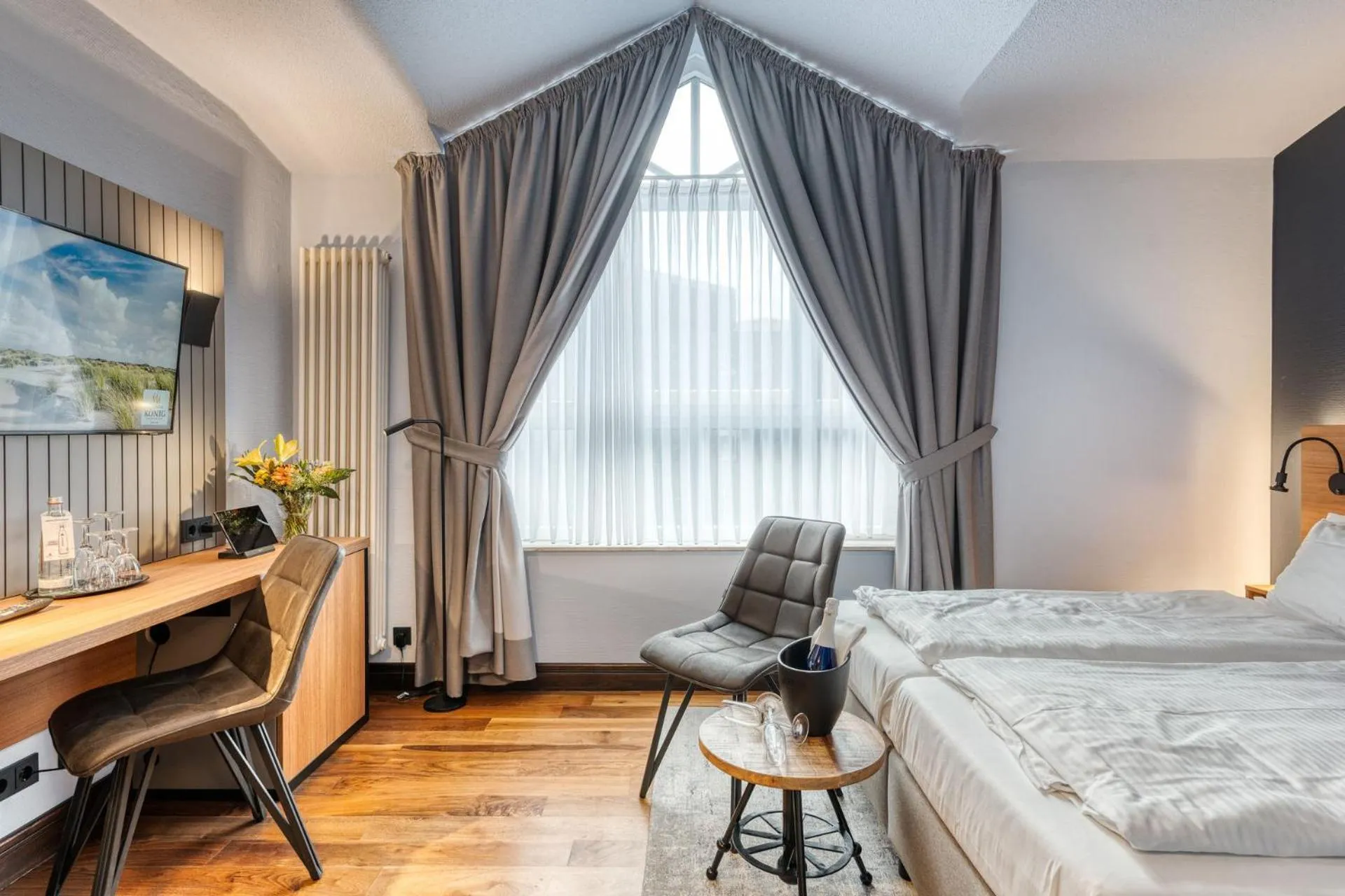 Photo of the whole room, Bed in Inselhotel König