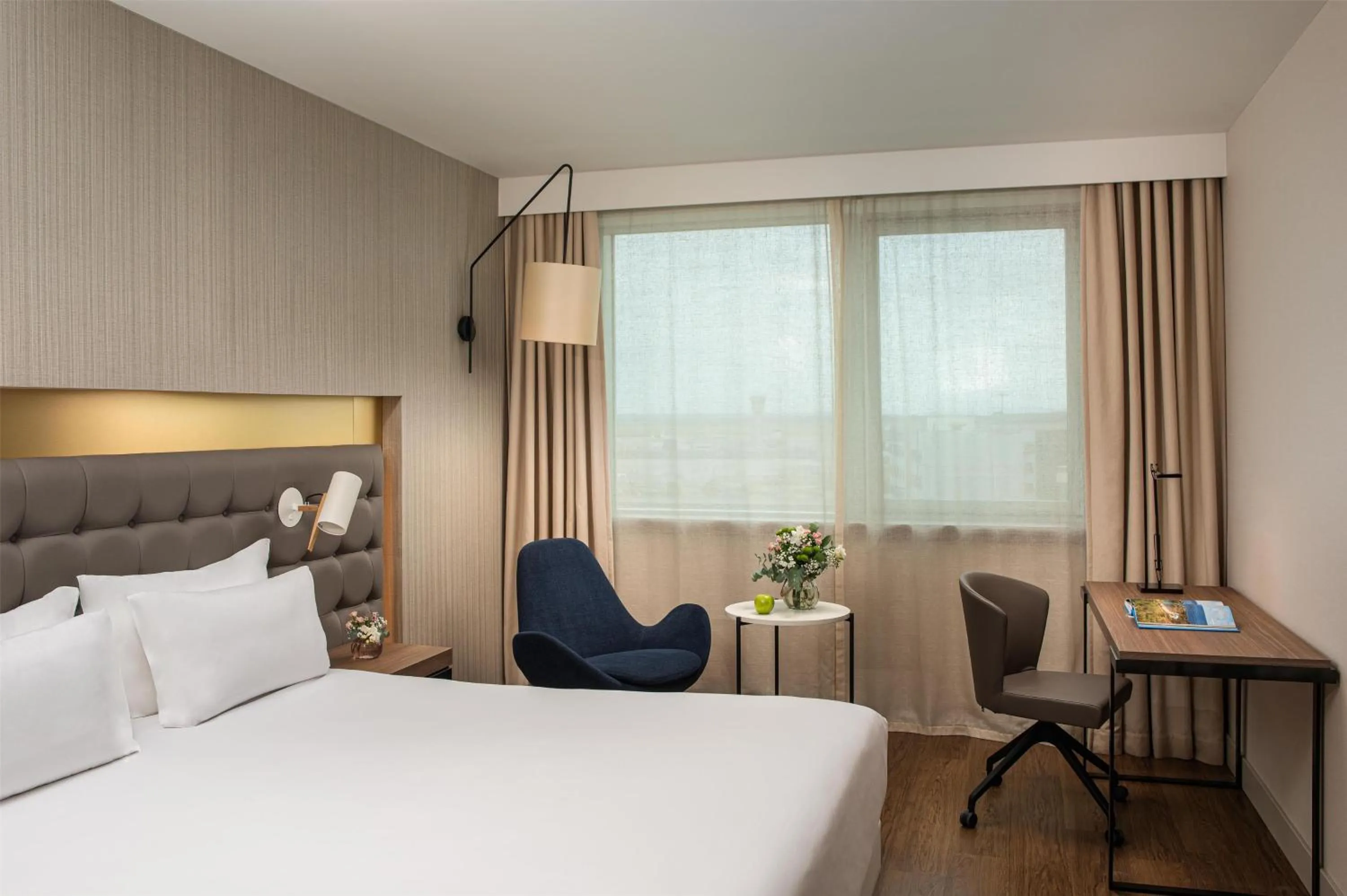 Bedroom, Bed in NH Lyon Airport