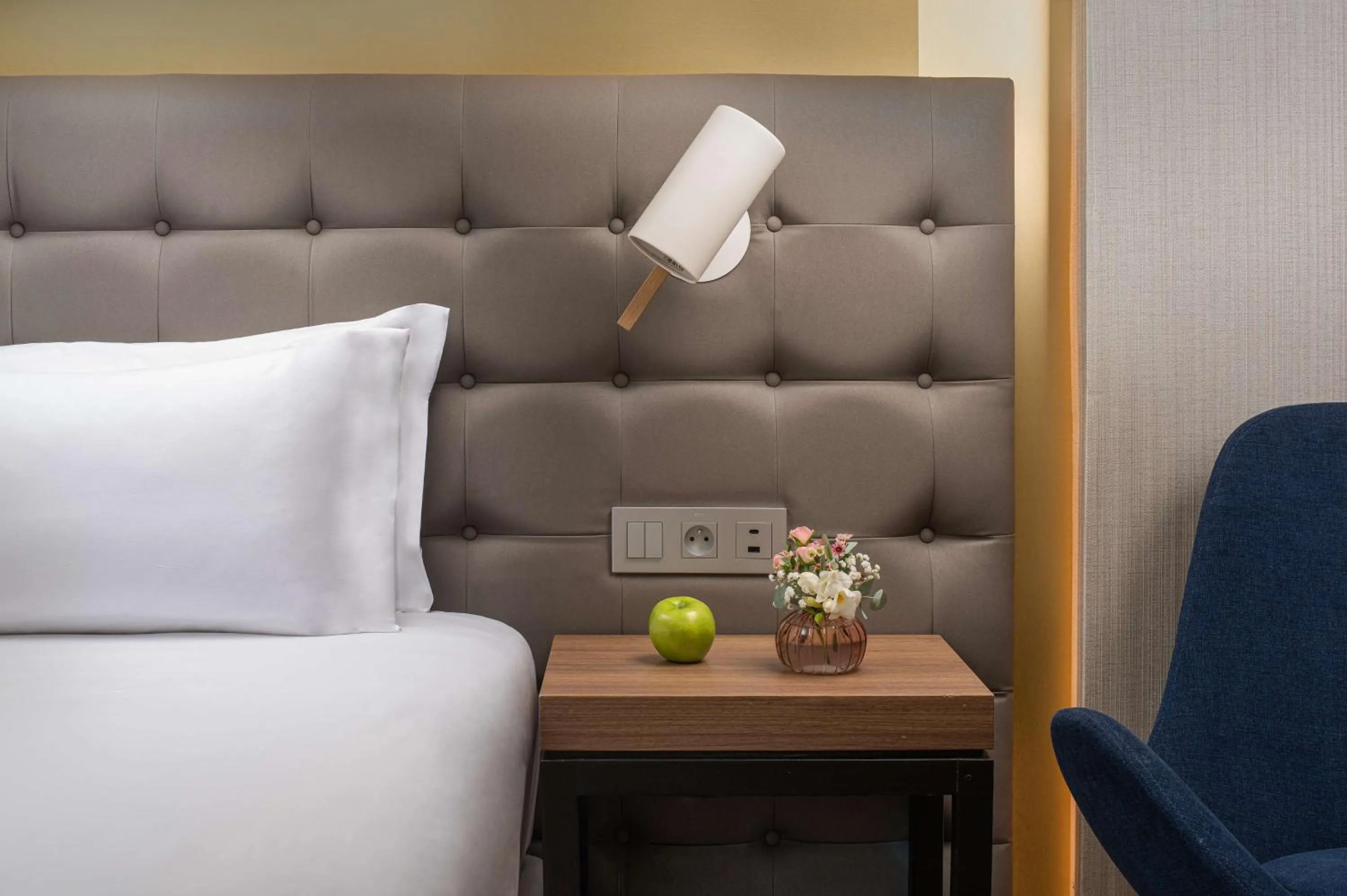 Bedroom, Bed in NH Lyon Airport