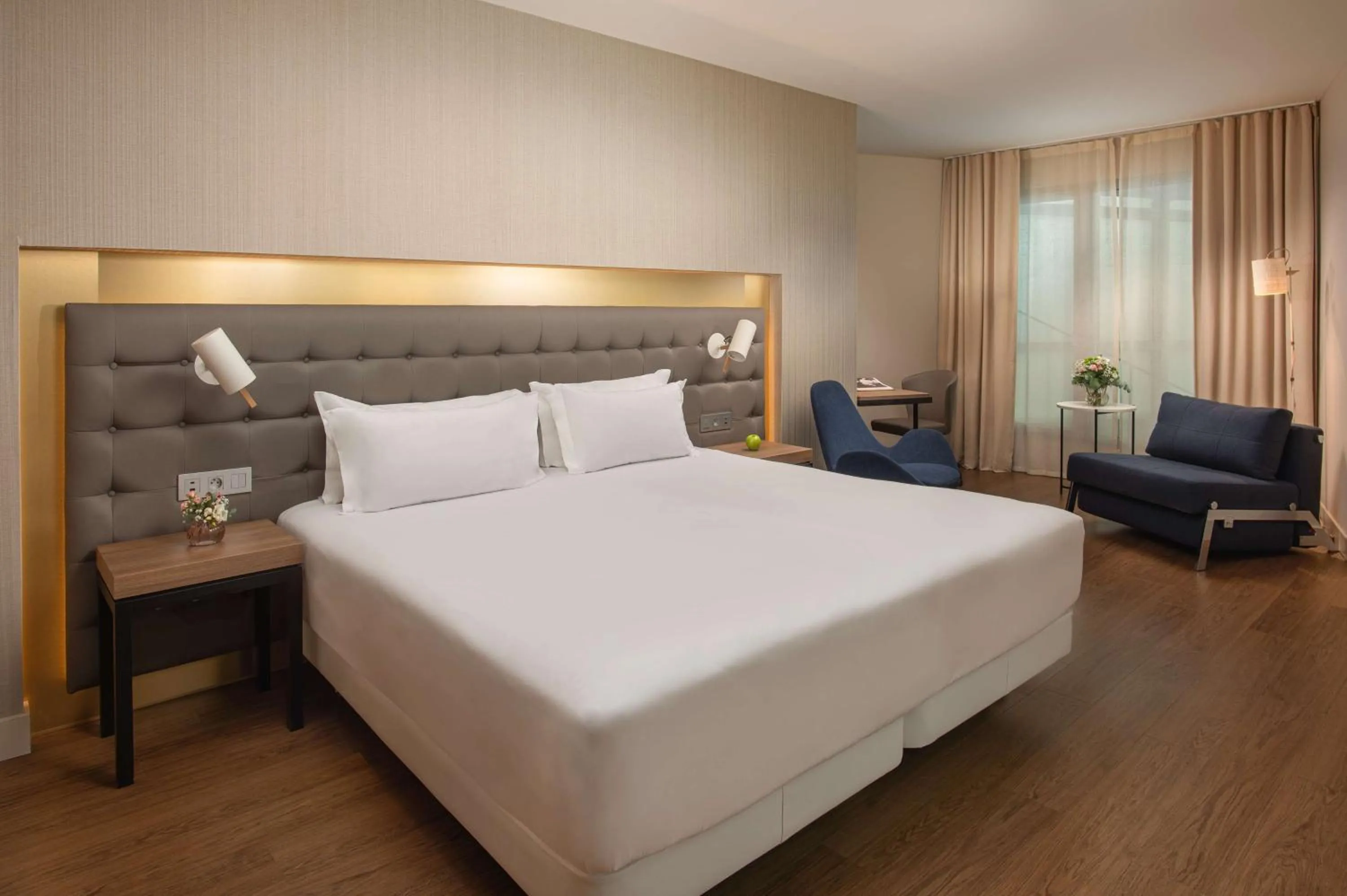 Bedroom, Bed in NH Lyon Airport