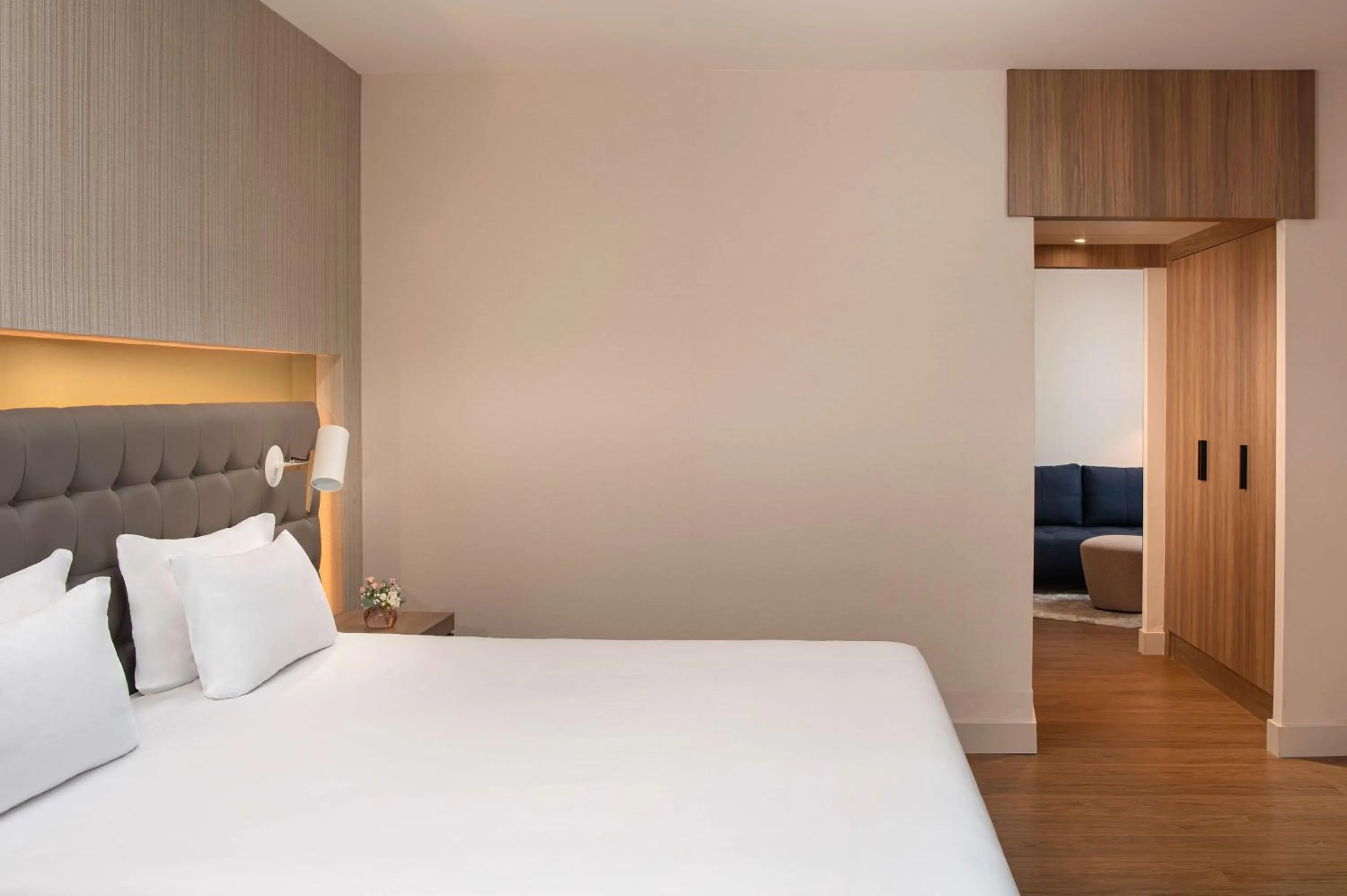 Photo of the whole room, Bed in NH Lyon Airport