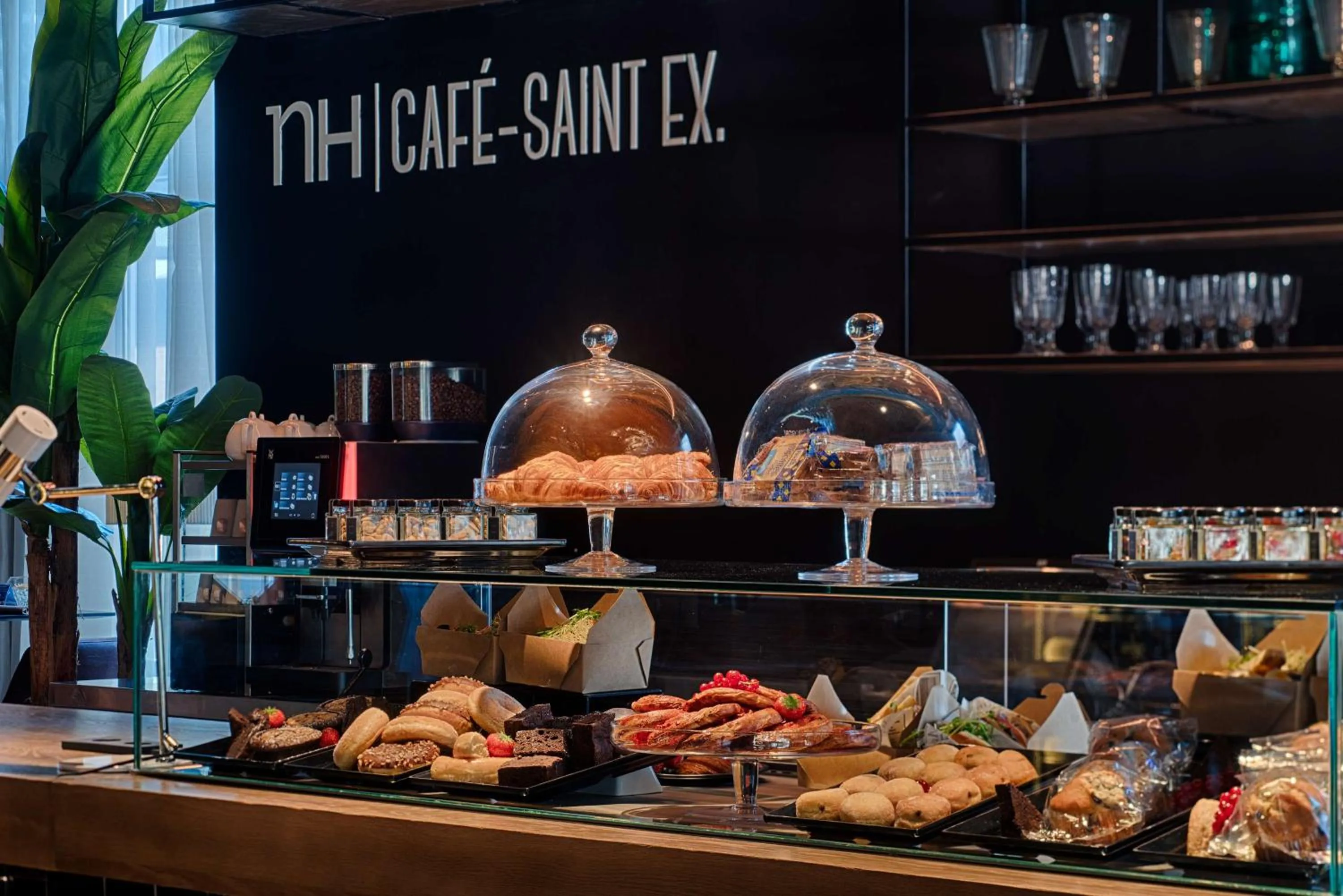 Lounge or bar in NH Lyon Airport