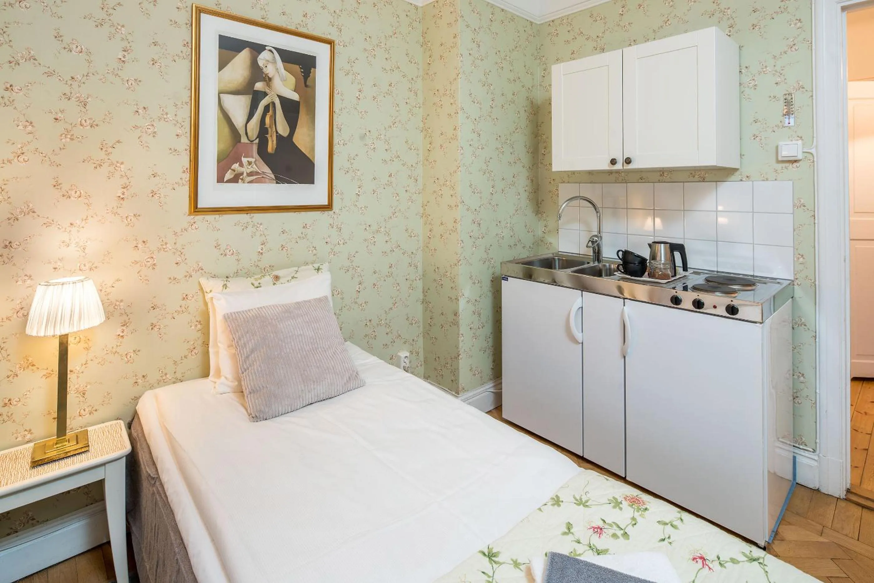 Kitchen or kitchenette, Bed in Wasa Park Hotel