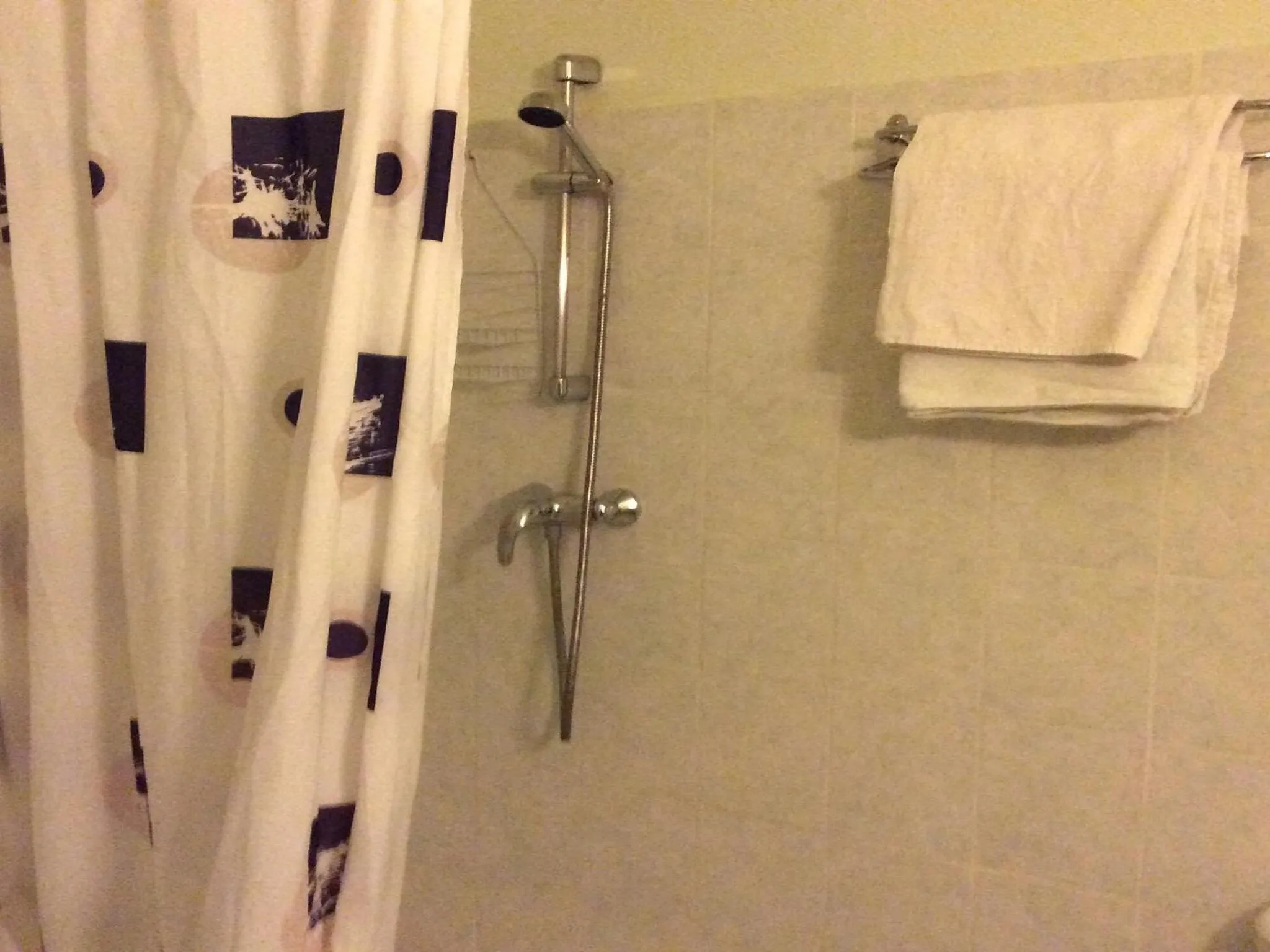 Shower in Hôtel La Fontaine