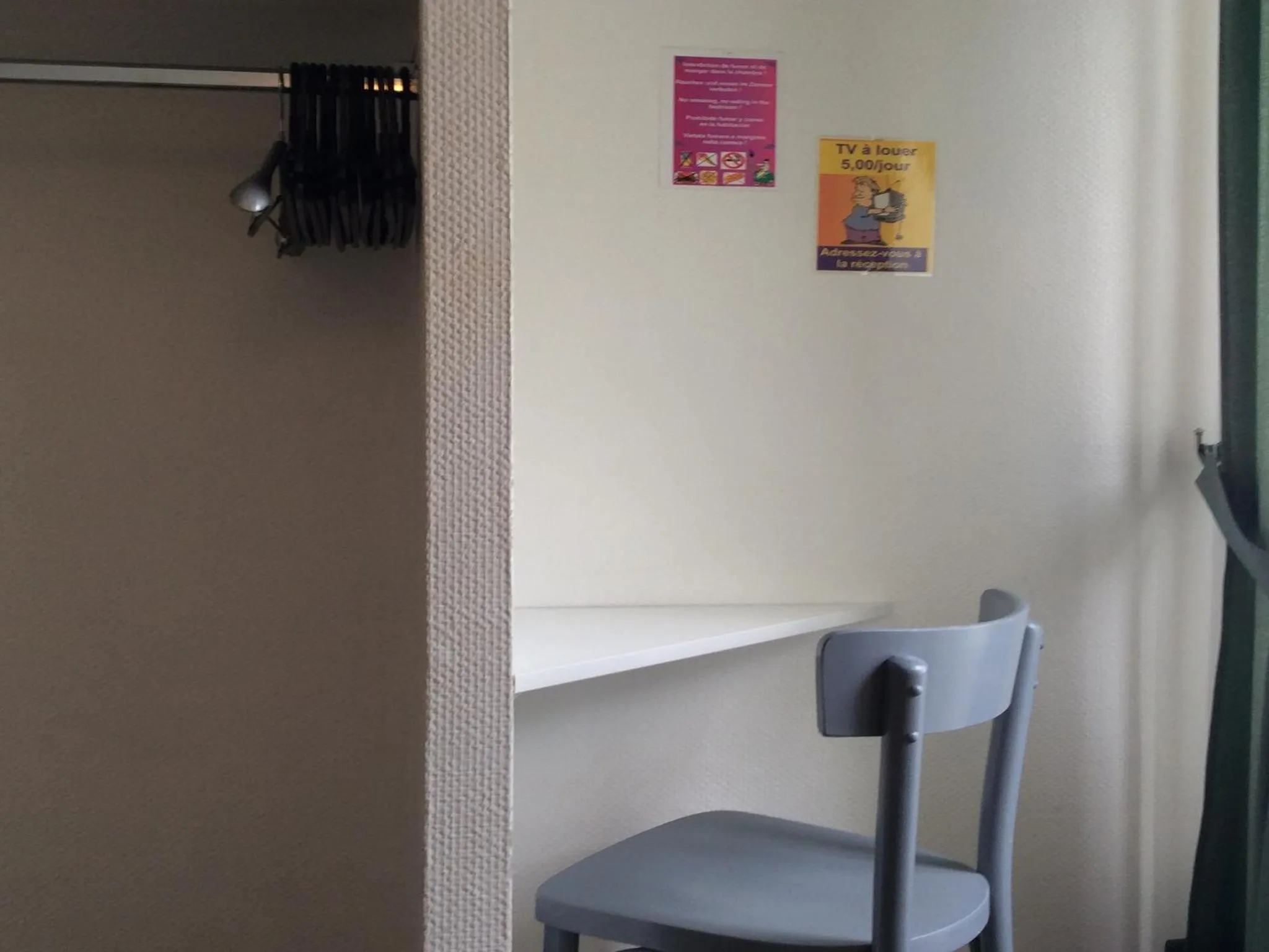 Seating area in Hôtel La Fontaine