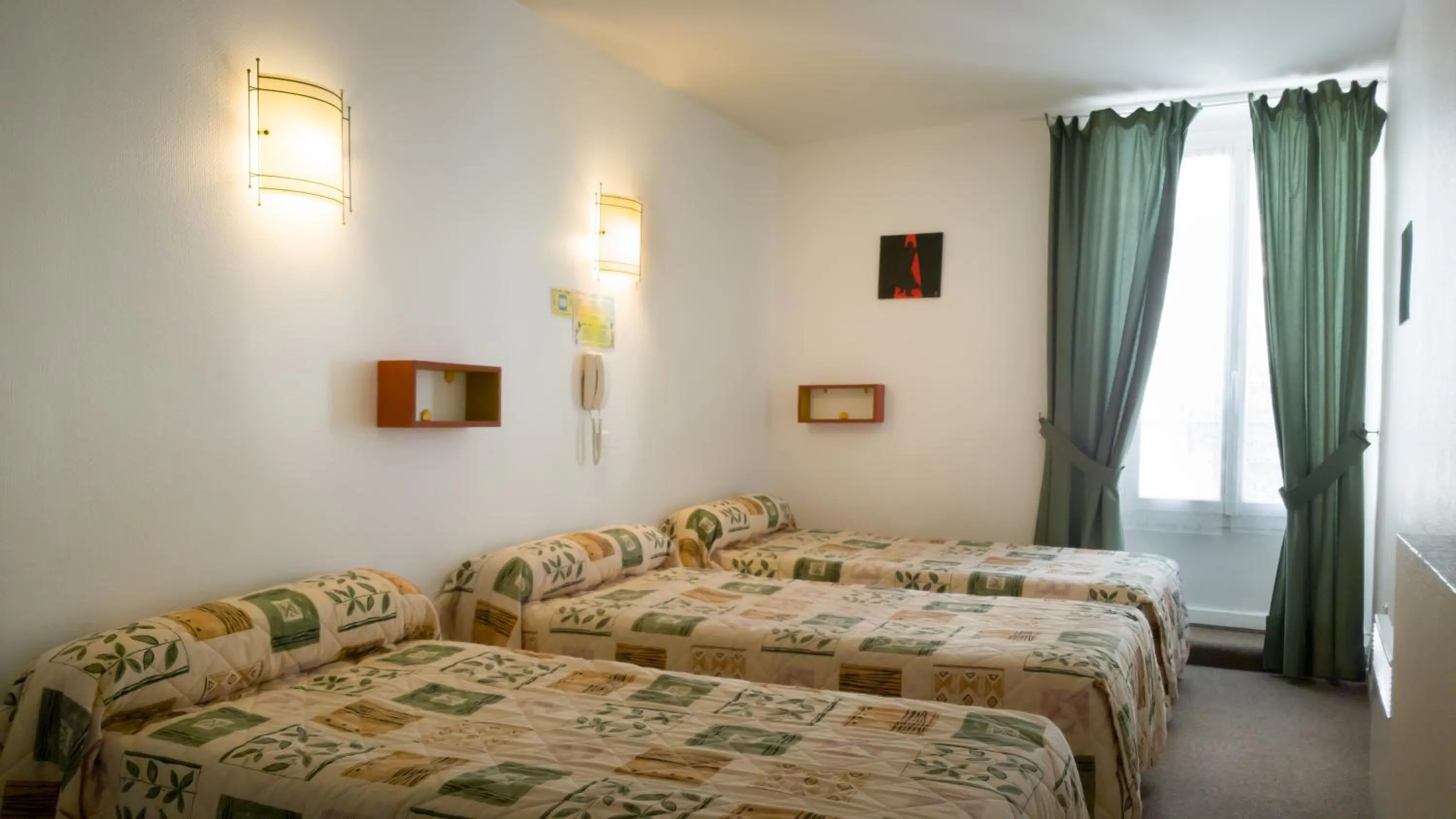 Bedroom in Hôtel La Fontaine