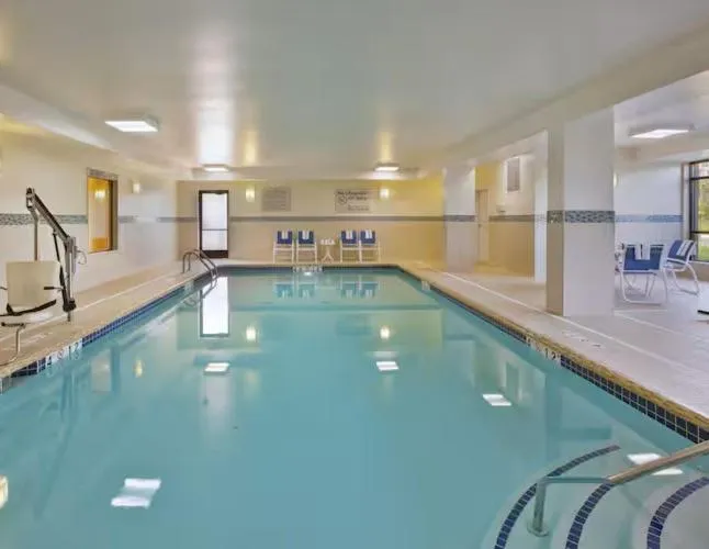 Swimming pool in Hampton Inn Commerce/Novi