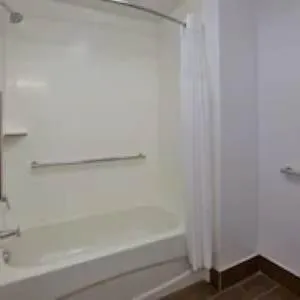 Bathroom in Hampton Inn Commerce/Novi