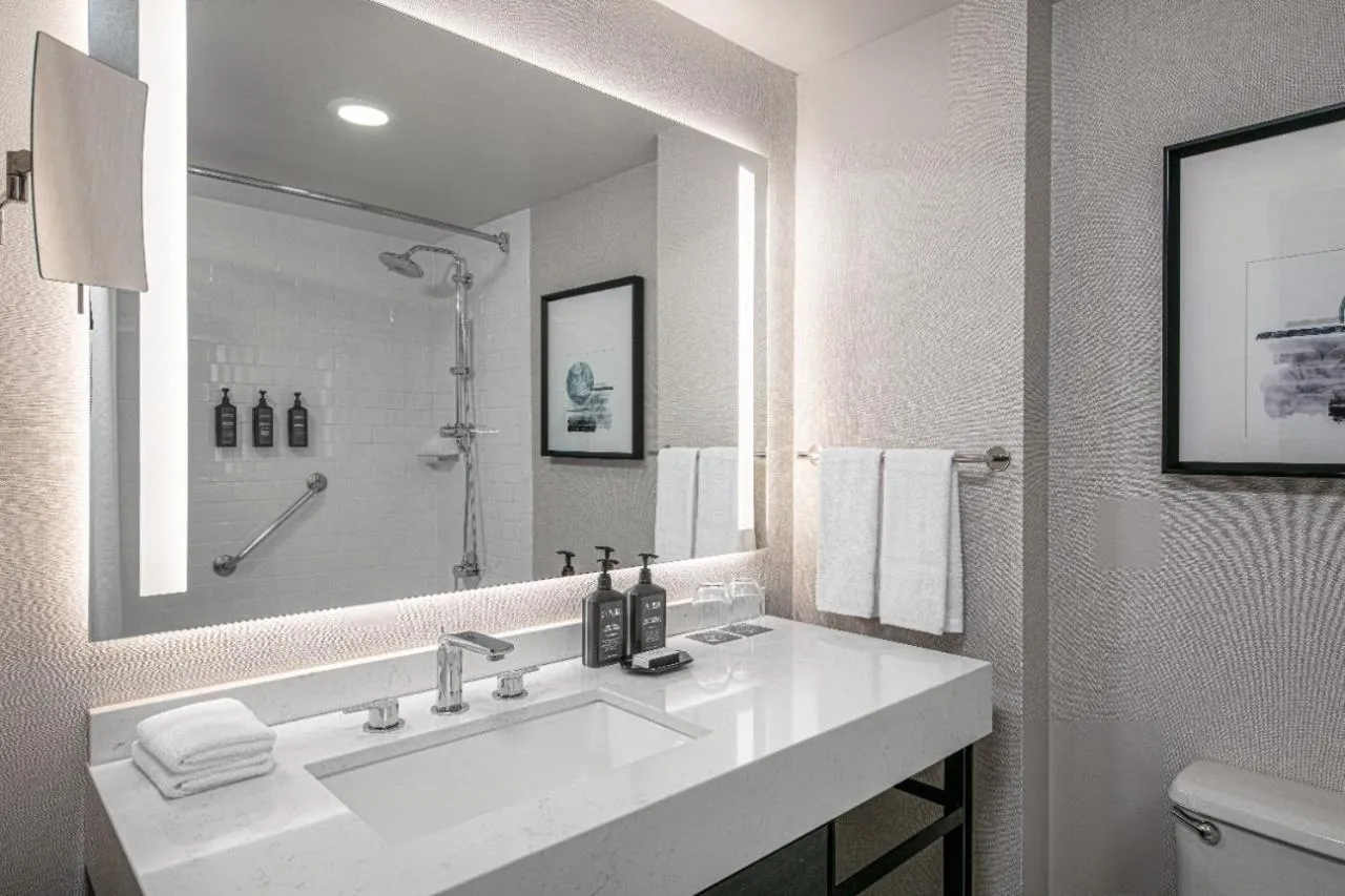 Shower in Sheraton LaGuardia East Hotel