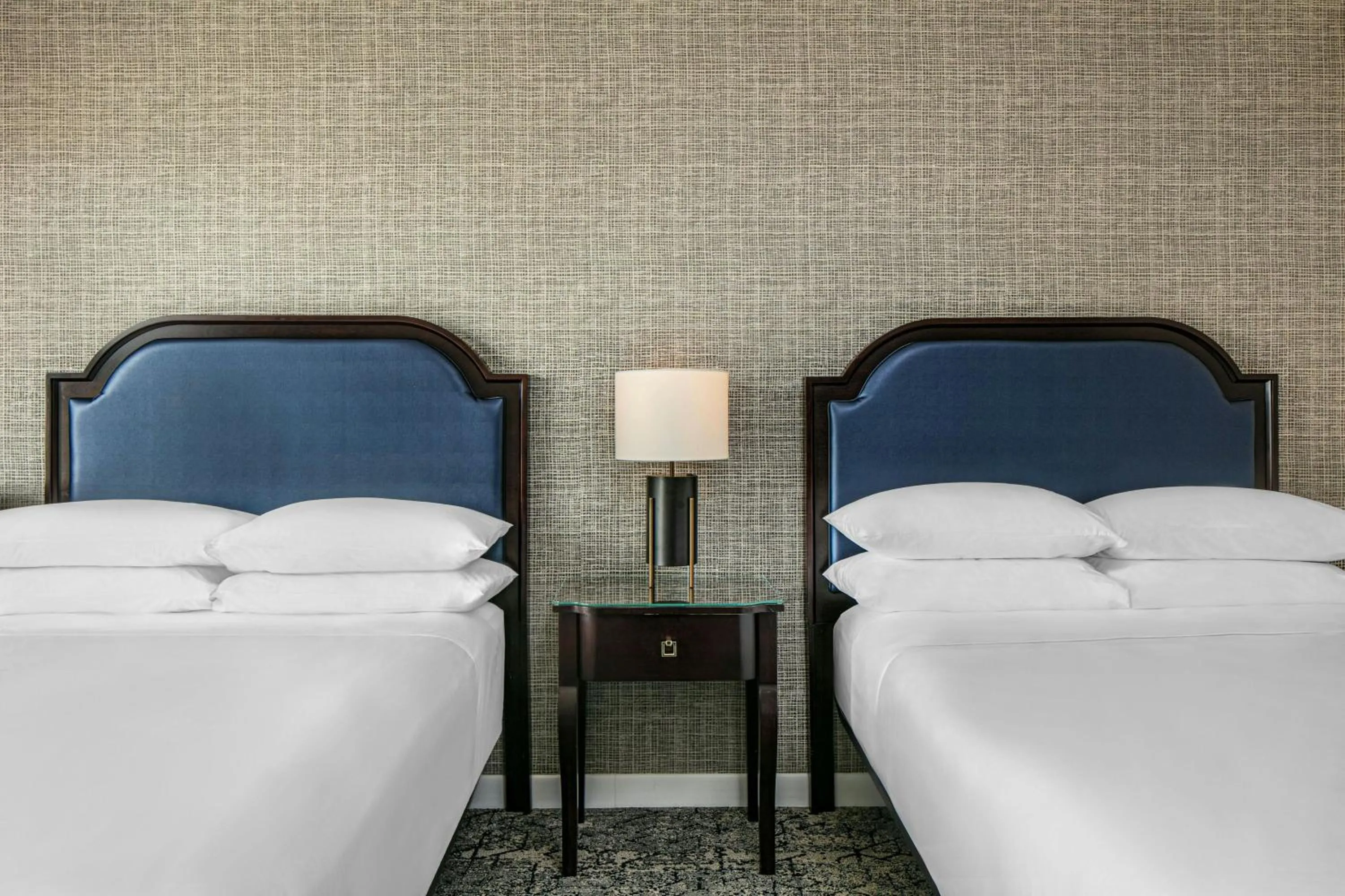 Photo of the whole room, Bed in Sheraton LaGuardia East Hotel