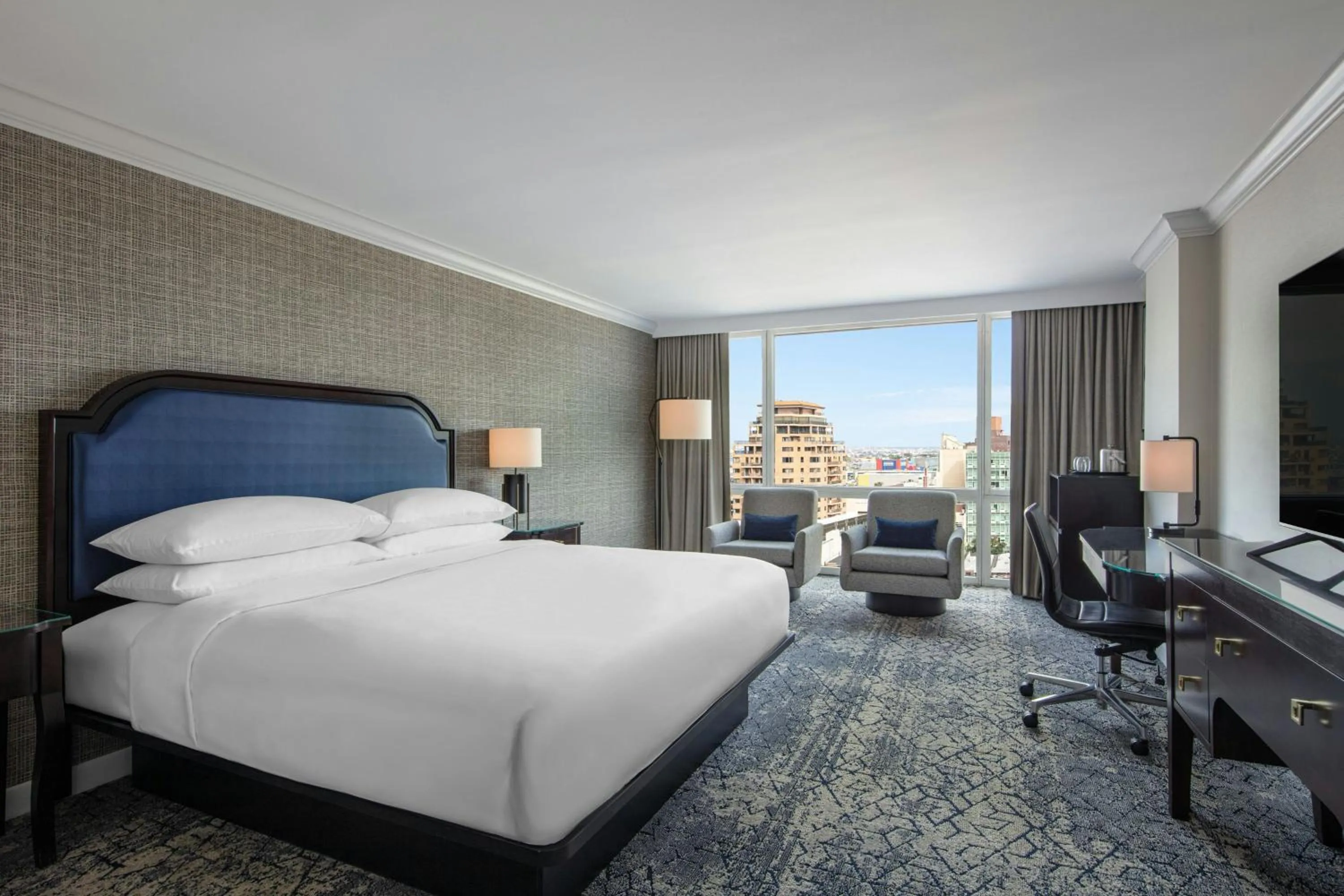 Photo of the whole room, Bed in Sheraton LaGuardia East Hotel