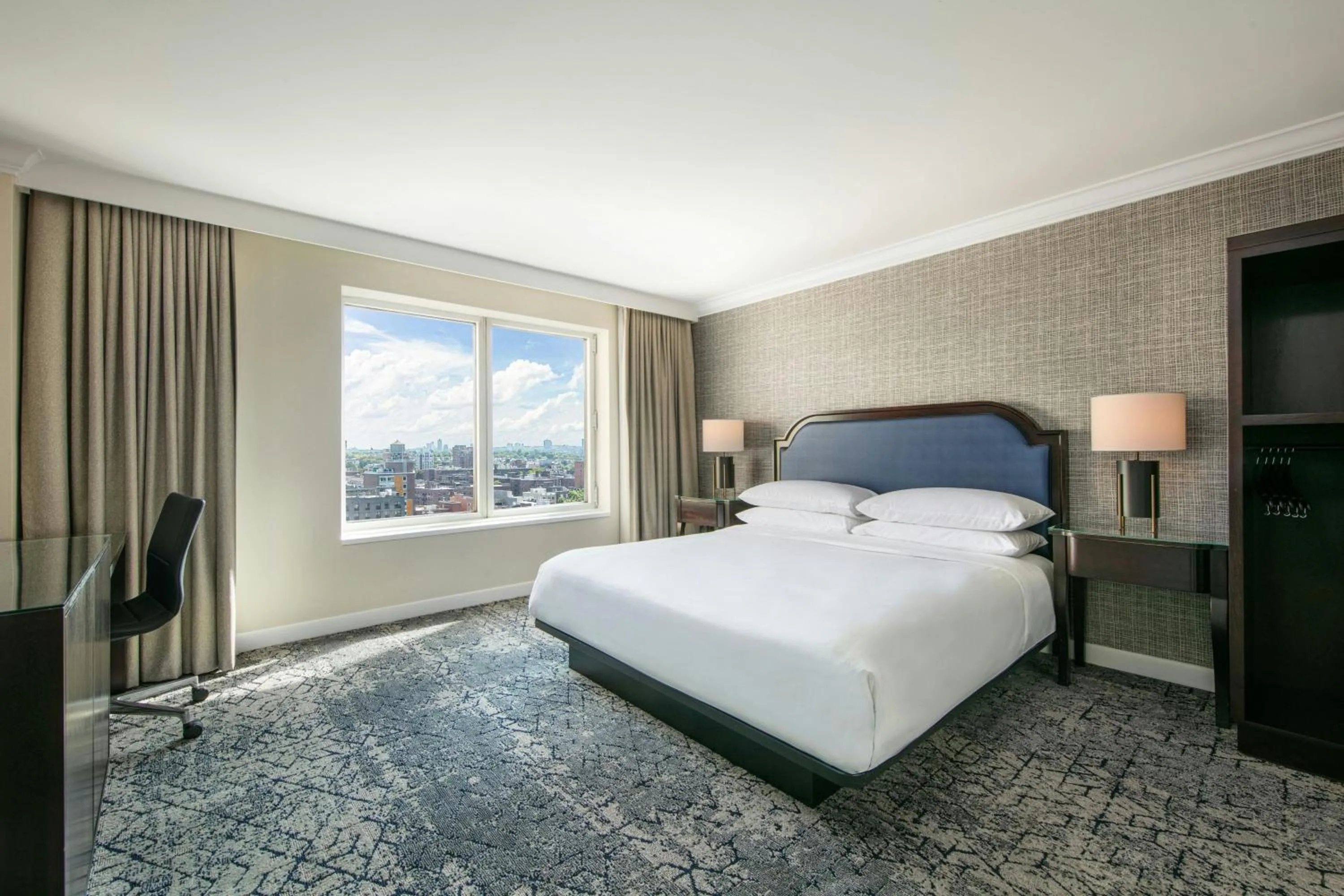 Photo of the whole room, Bed in Sheraton LaGuardia East Hotel