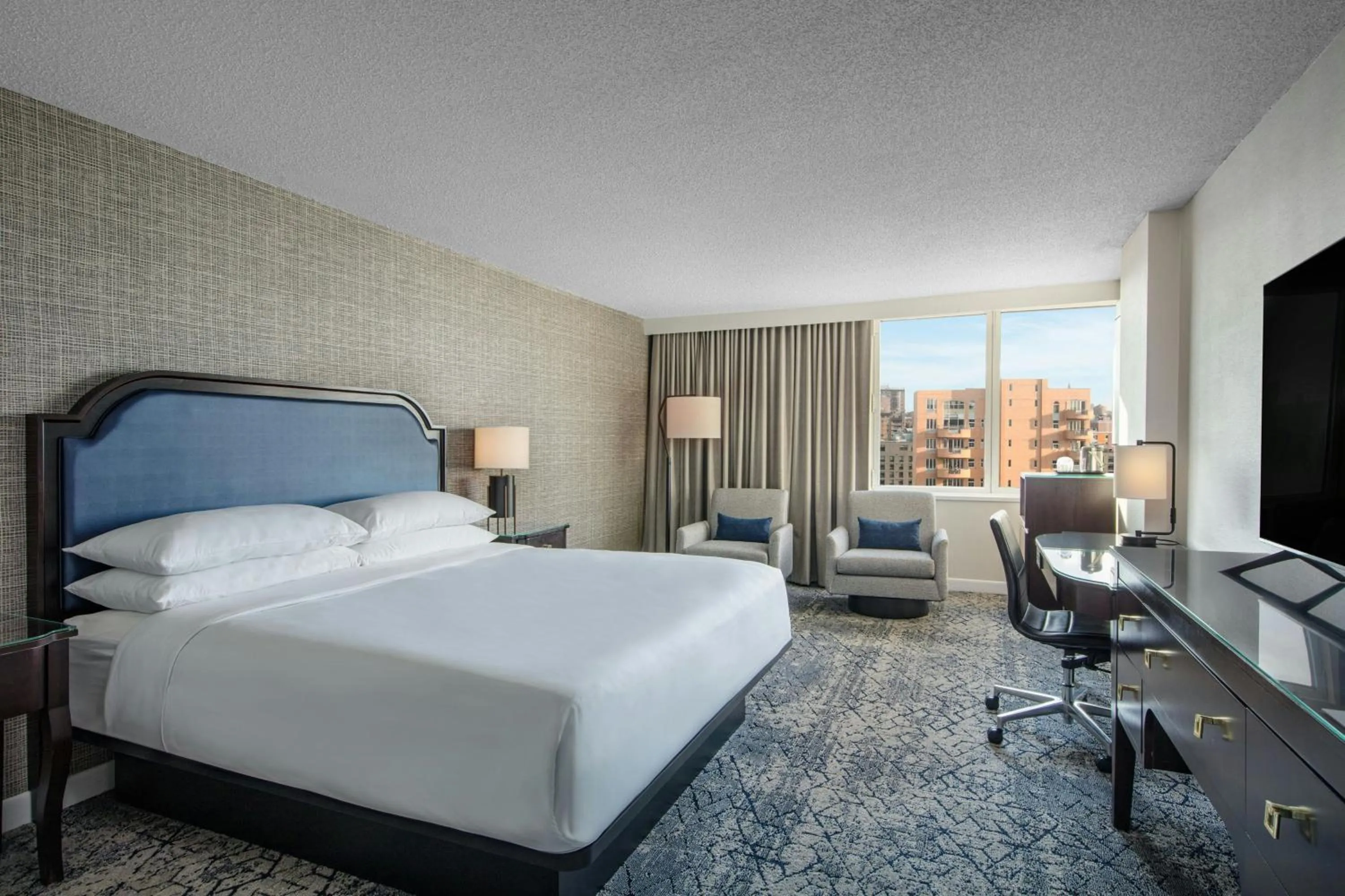 Photo of the whole room, Bed in Sheraton LaGuardia East Hotel