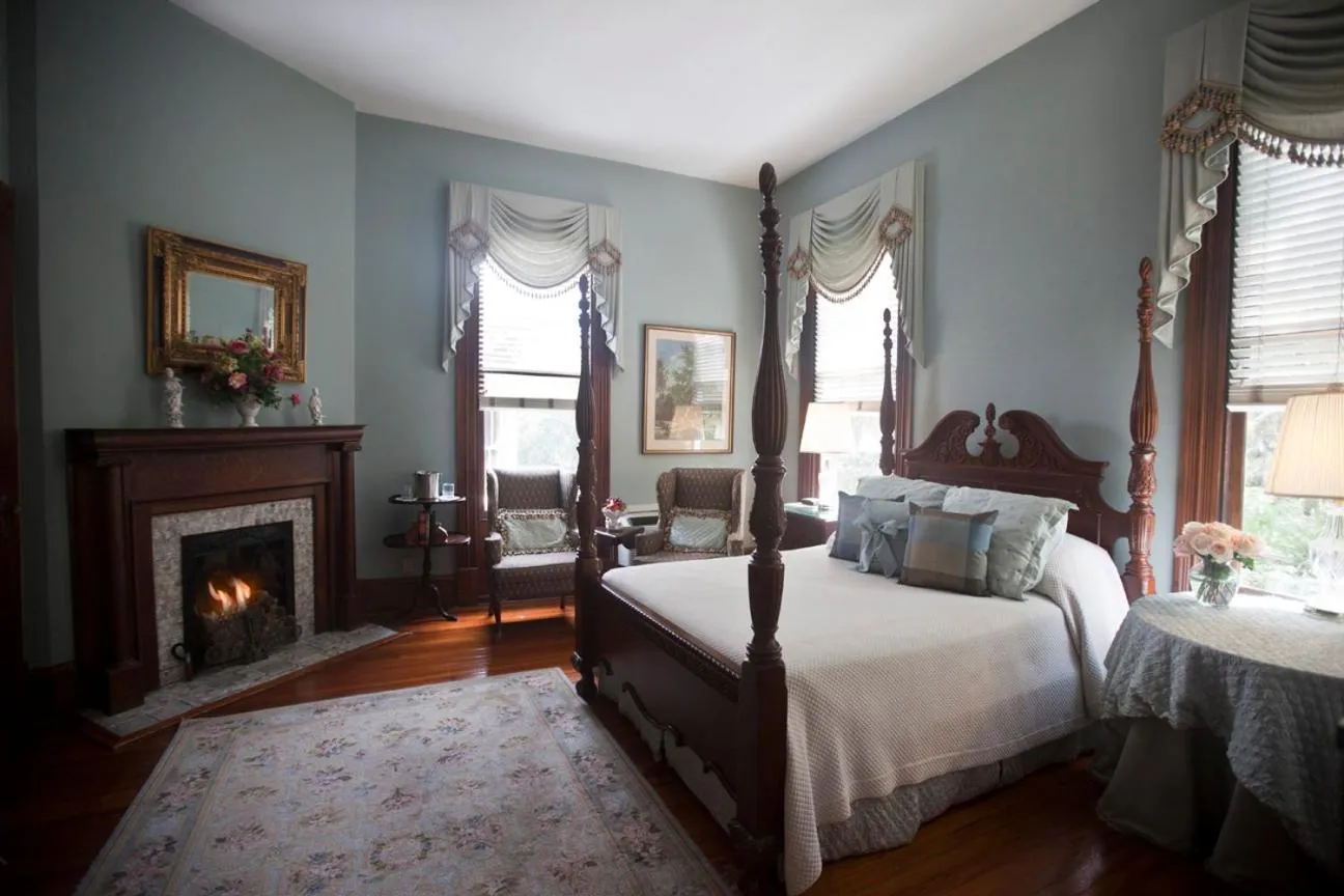 Bed in Forsyth Park Inn