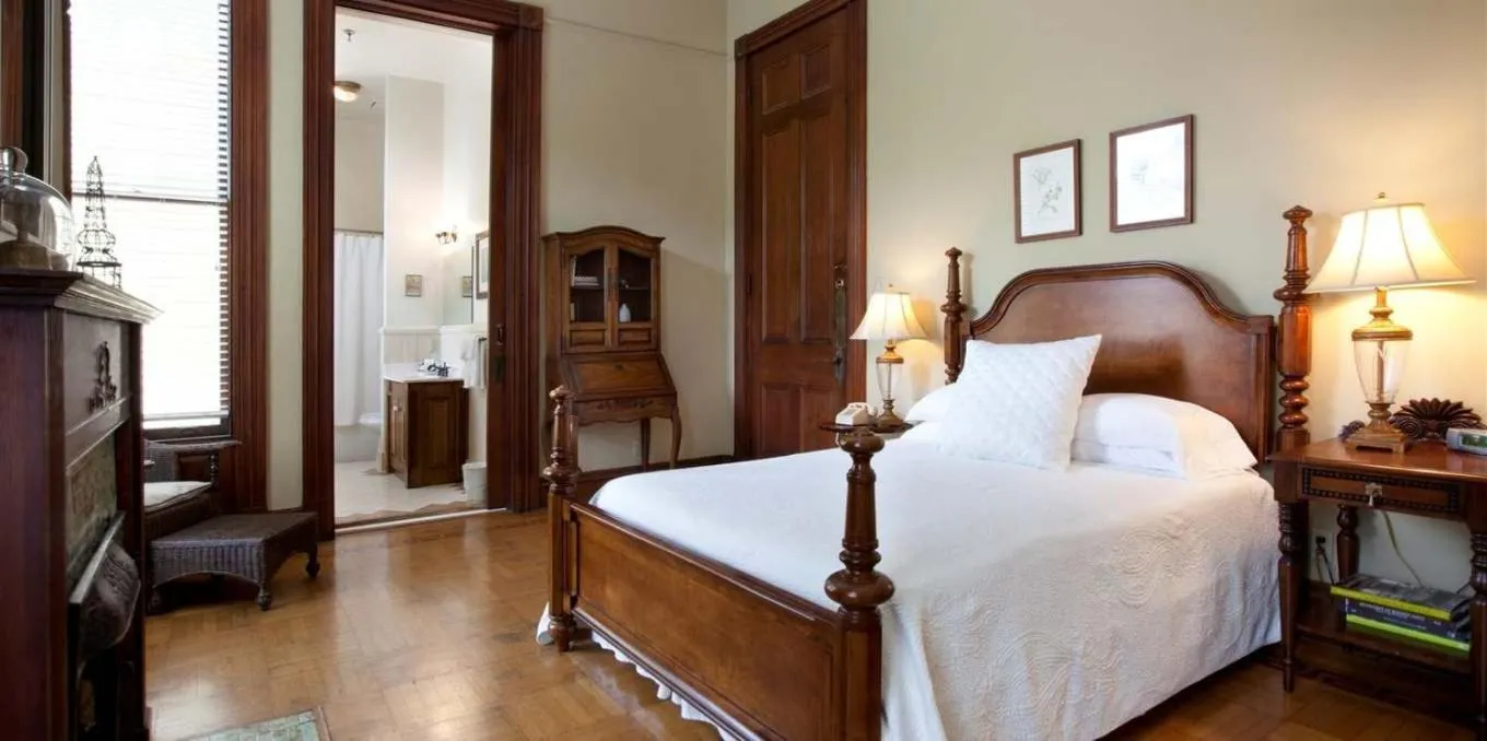 Day, Bed in Forsyth Park Inn