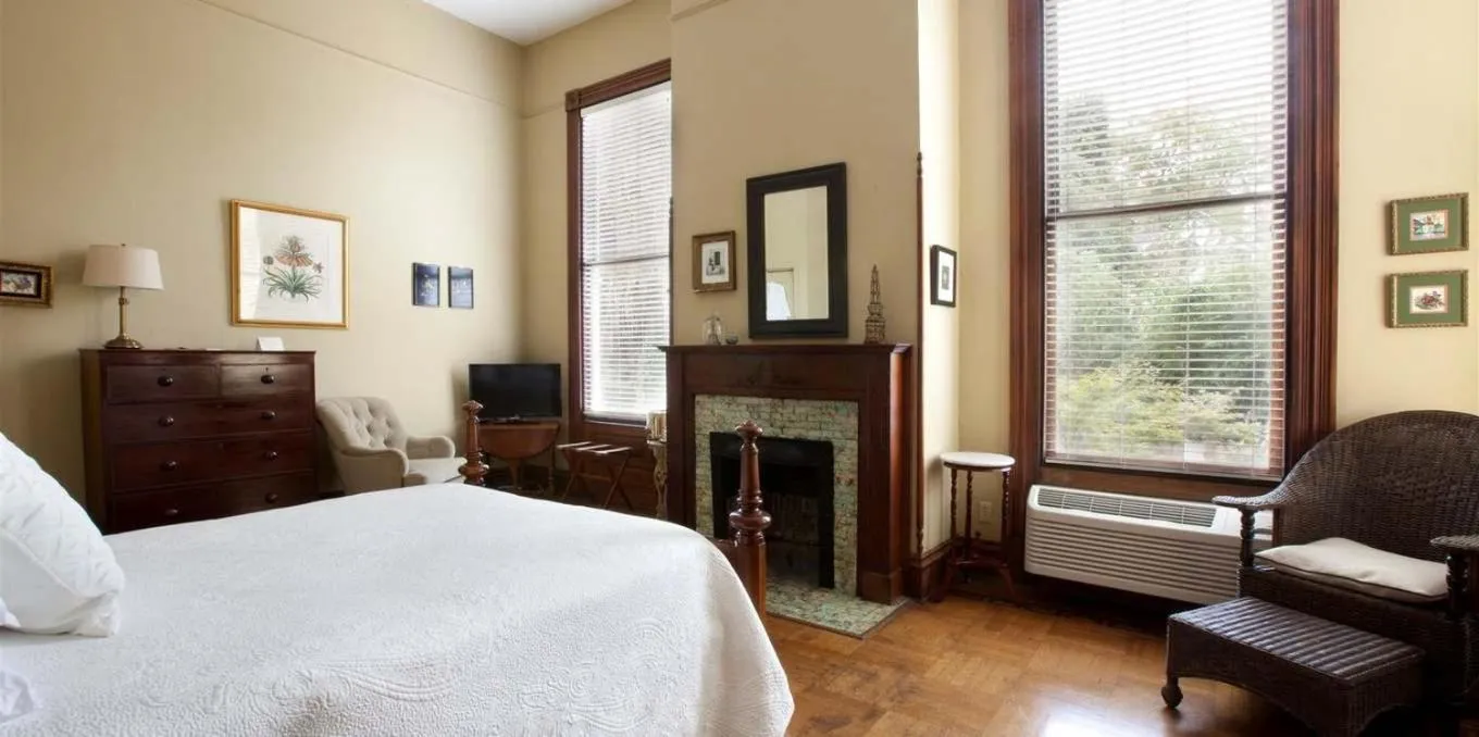 Day, Bed in Forsyth Park Inn