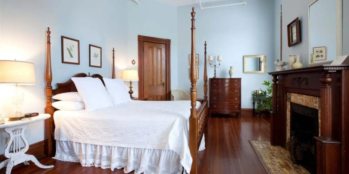 Photo of the whole room, Bed in Forsyth Park Inn