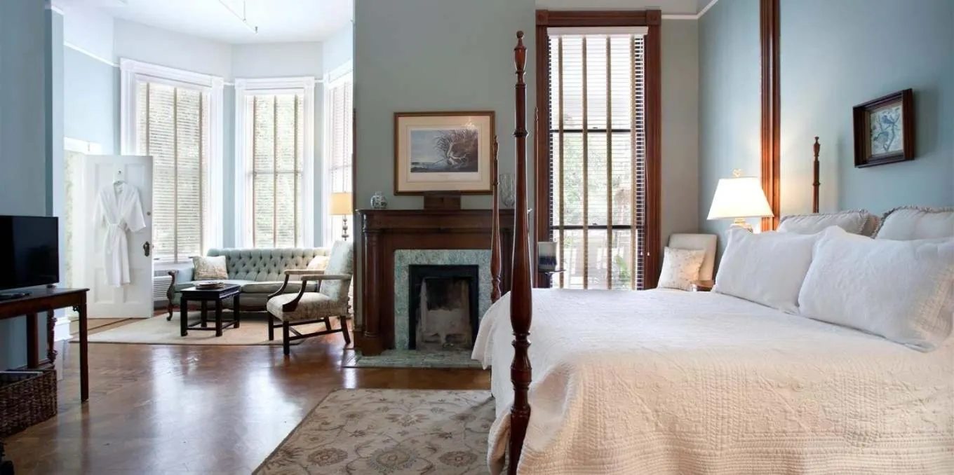 Day, Bed in Forsyth Park Inn