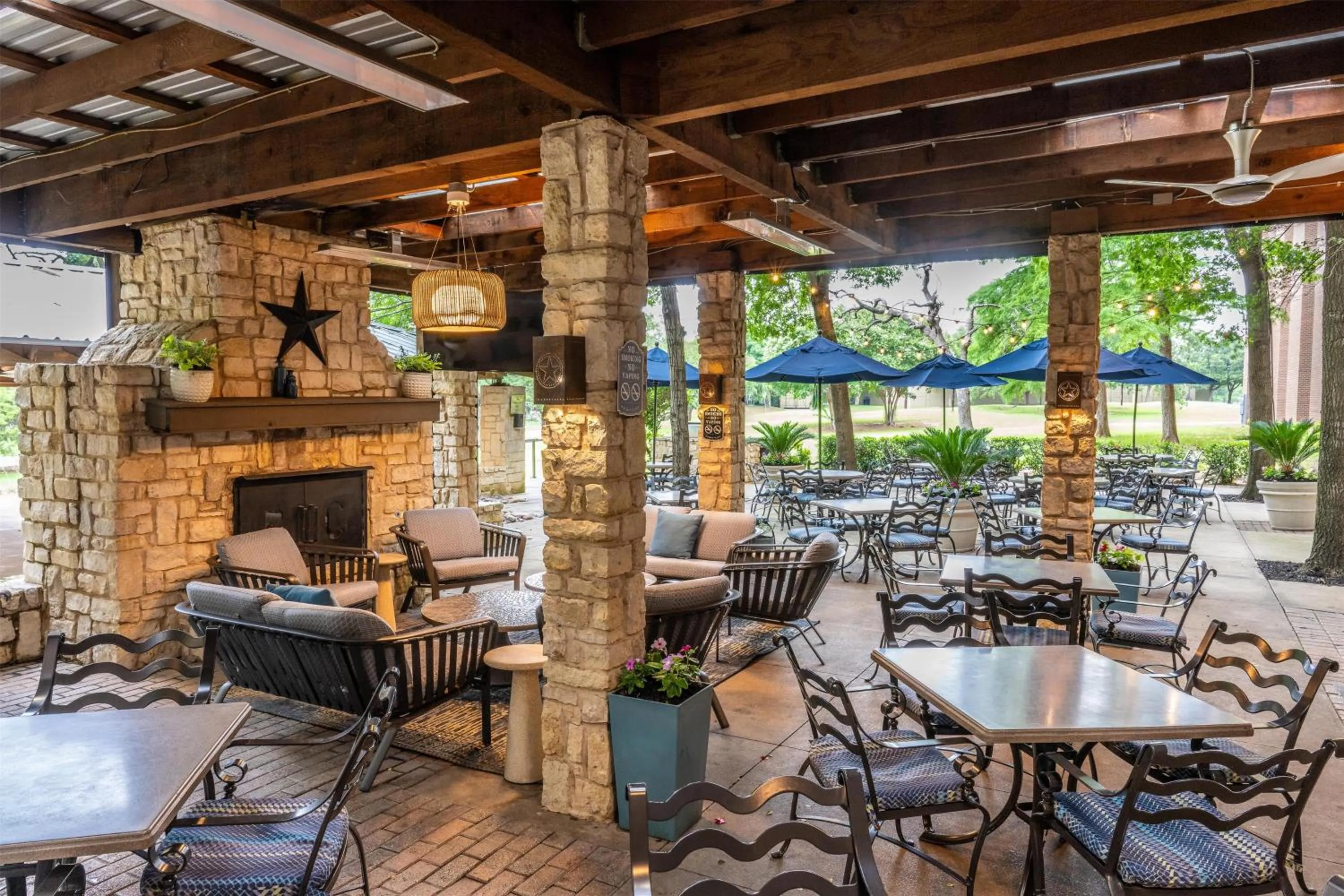 Lounge or bar in Hilton DFW Lakes Executive Conference Center