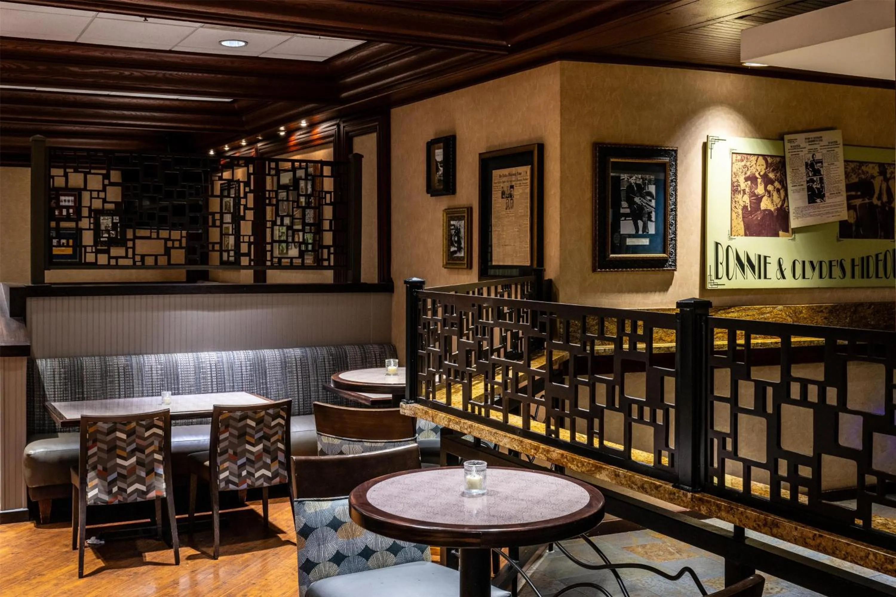 Lounge or bar in Hilton DFW Lakes Executive Conference Center