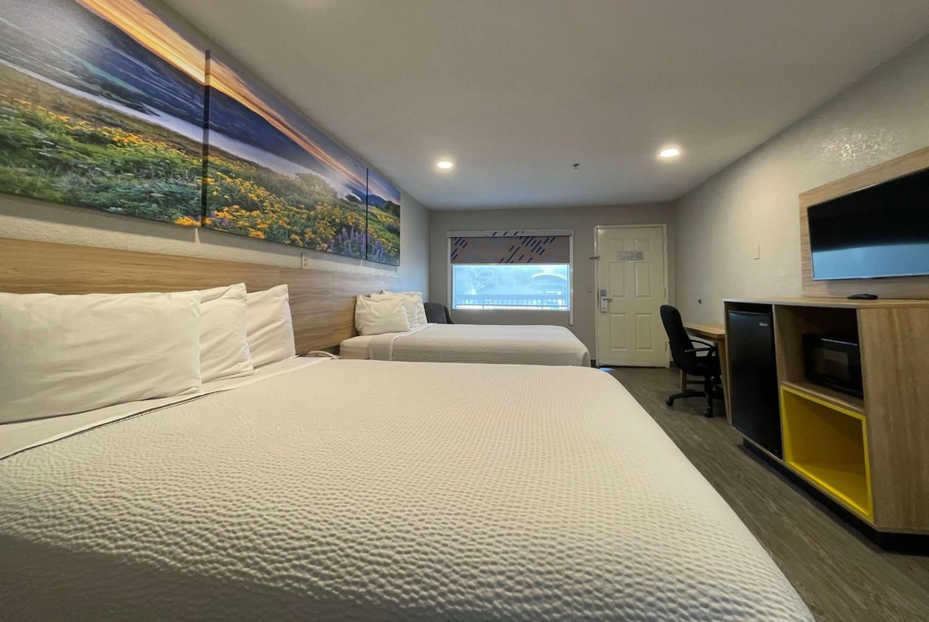 Photo of the whole room, Bed in Days Inn by Wyndham Near Seaworld San Antonio