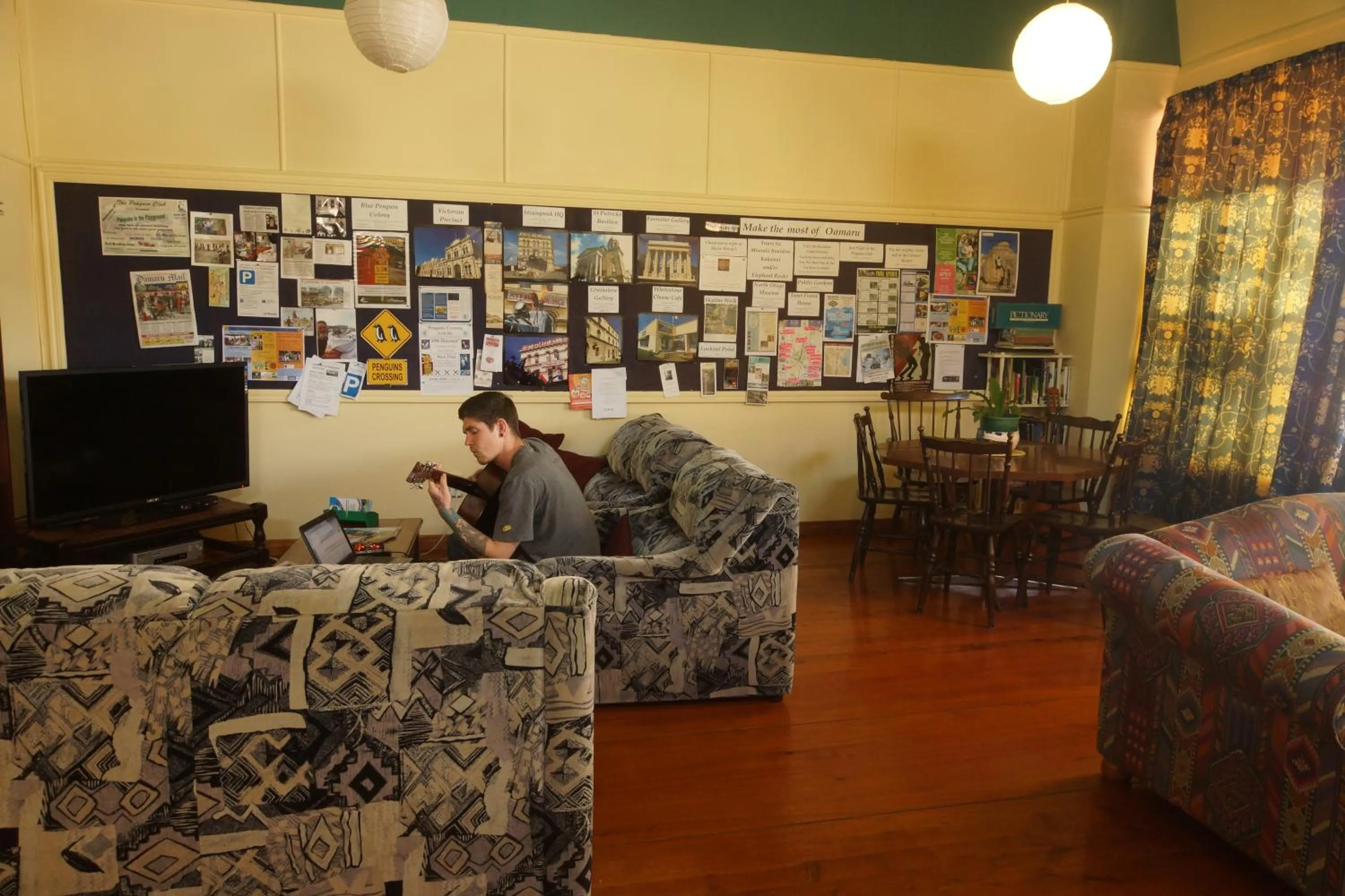 Communal lounge/ TV room in Empire Hotel Backpackers