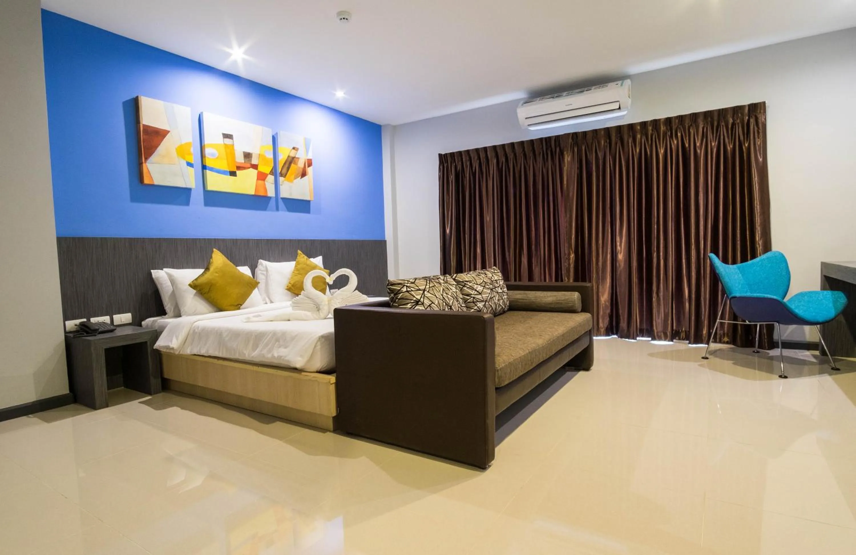 Photo of the whole room, Bed in FX Hotel Pattaya