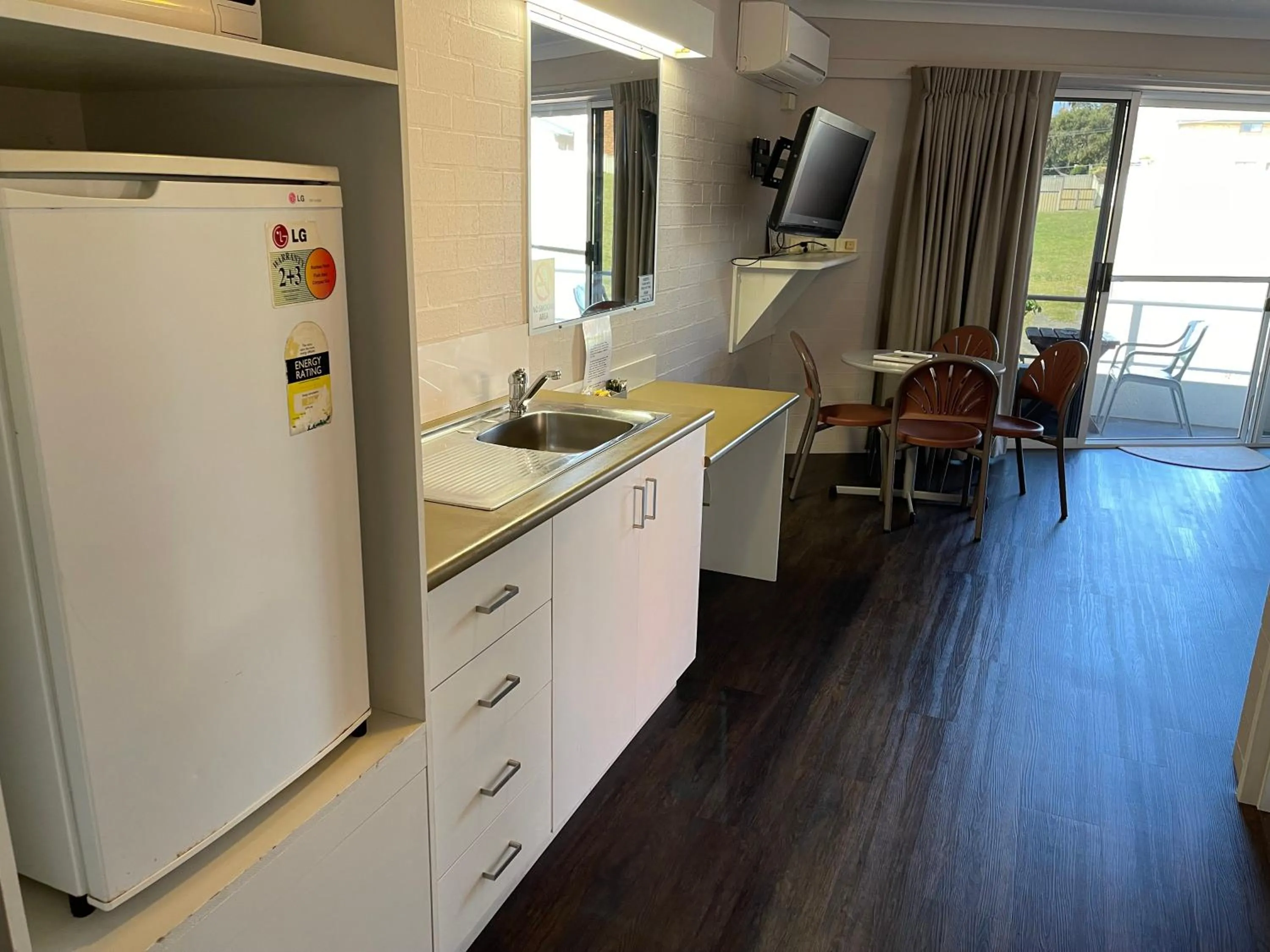 Kitchen or kitchenette in Ulladulla Harbour Motel