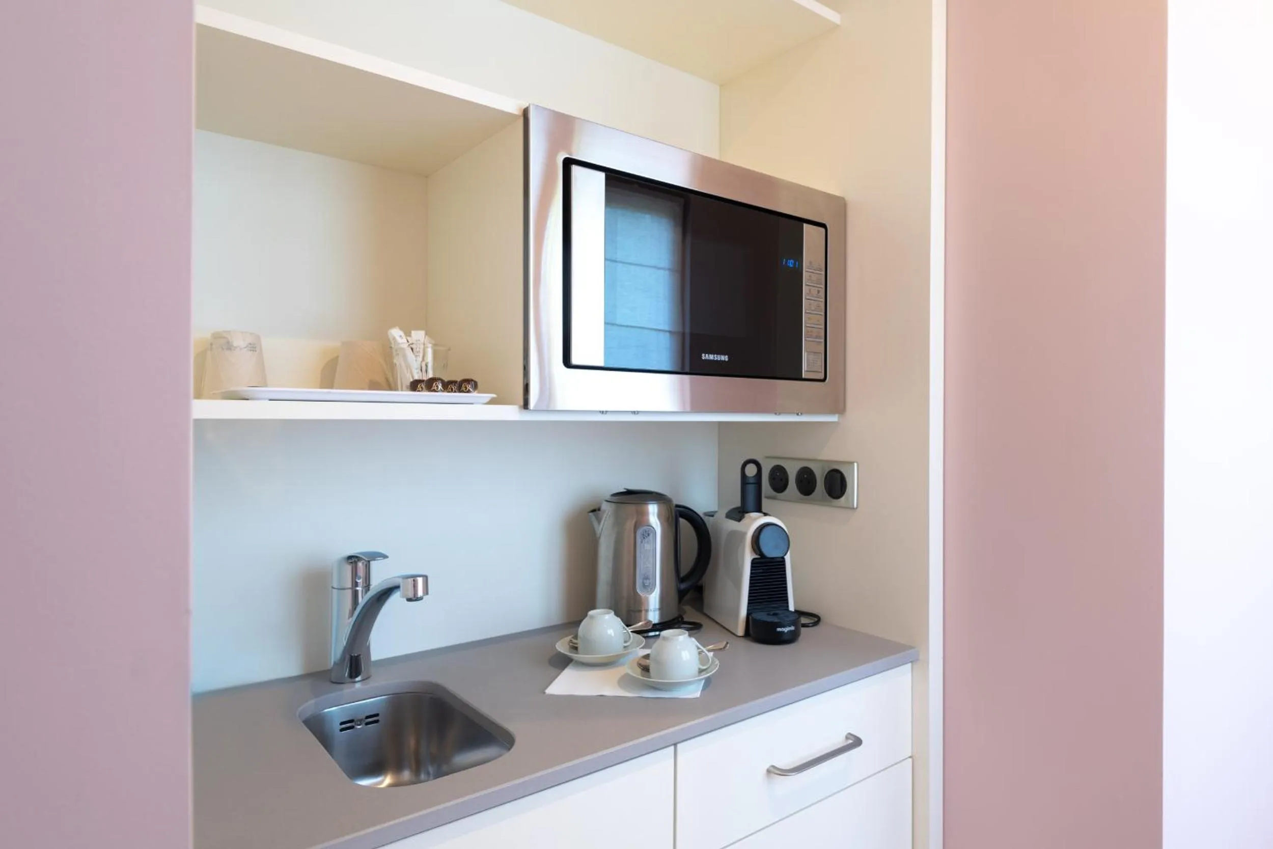 Coffee/tea facilities in Le Manoir Au Lac