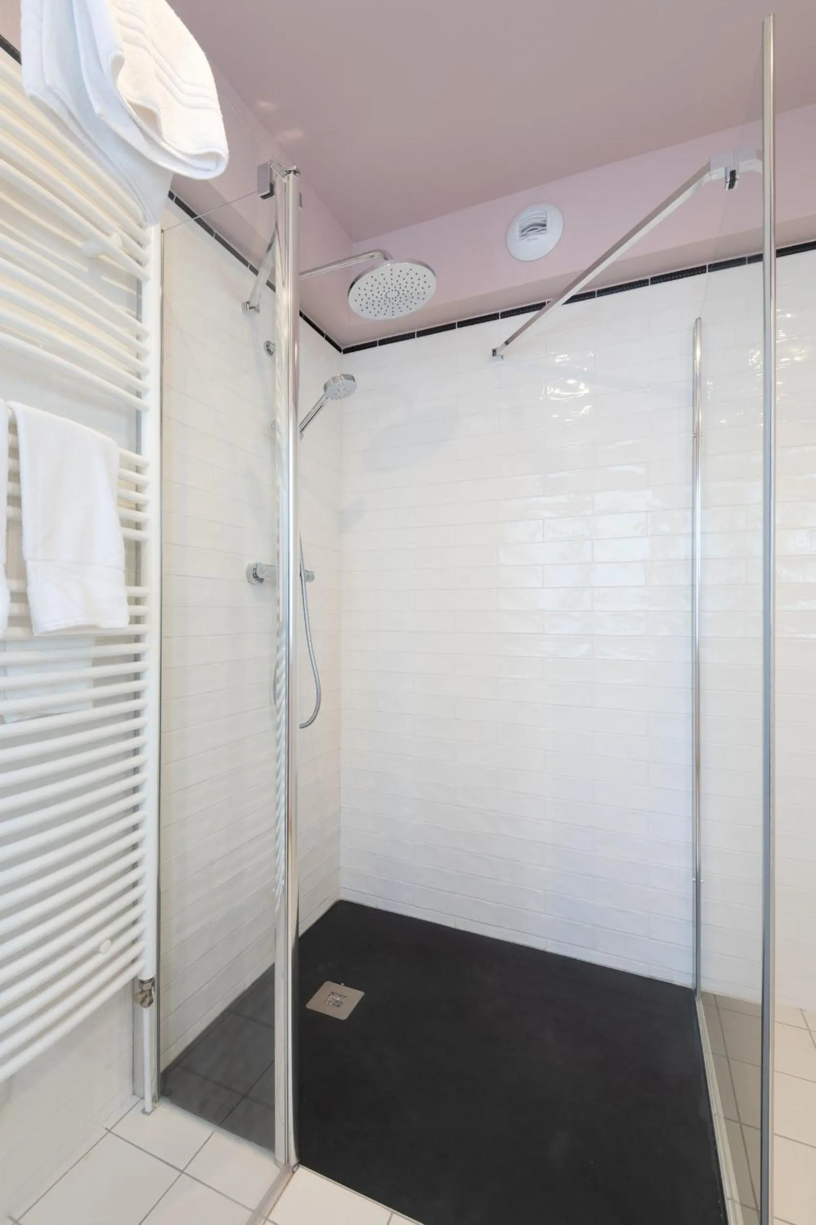 Shower in Le Manoir Au Lac