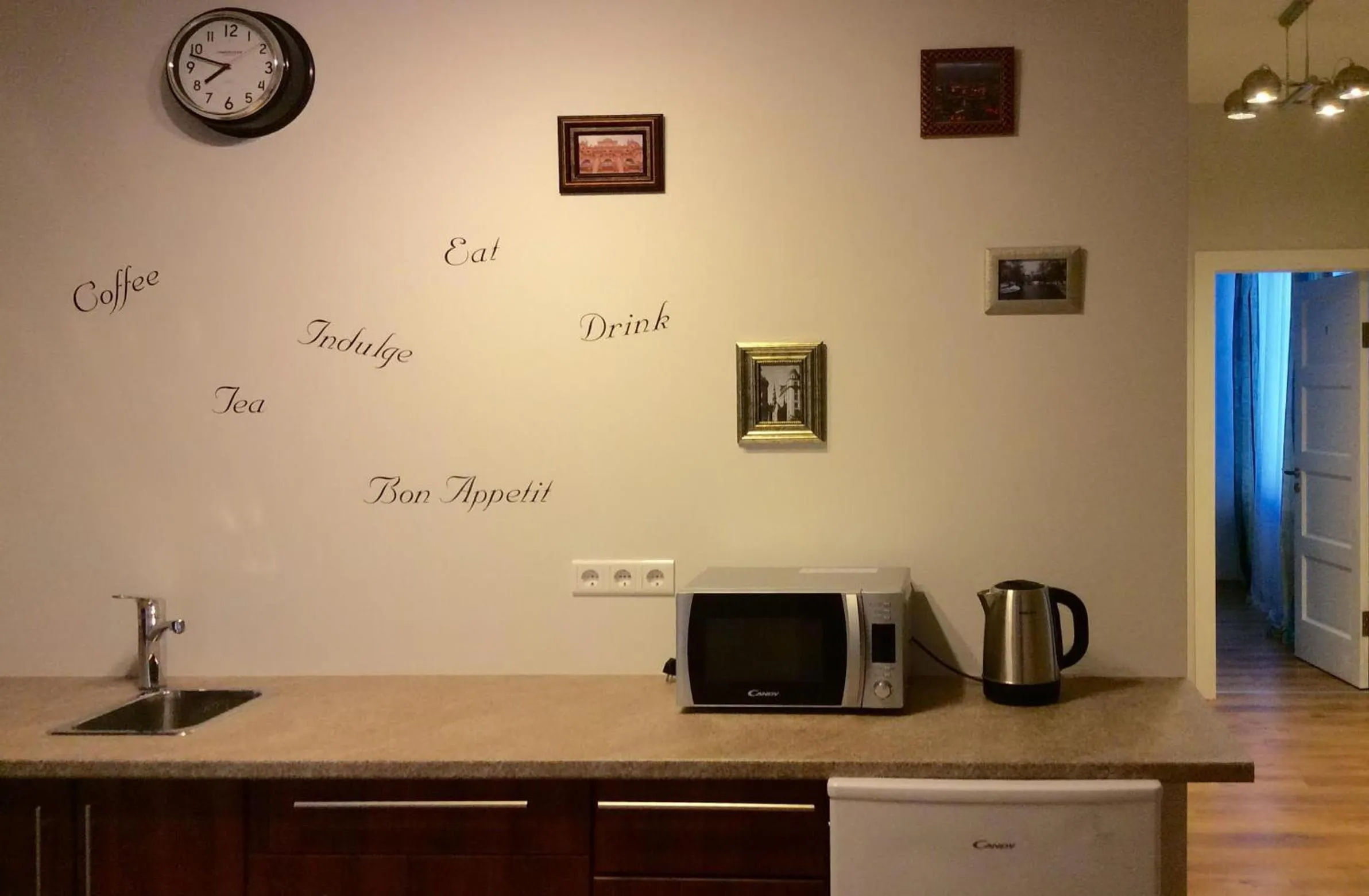 Kitchen or kitchenette in Orange Cat Rooms