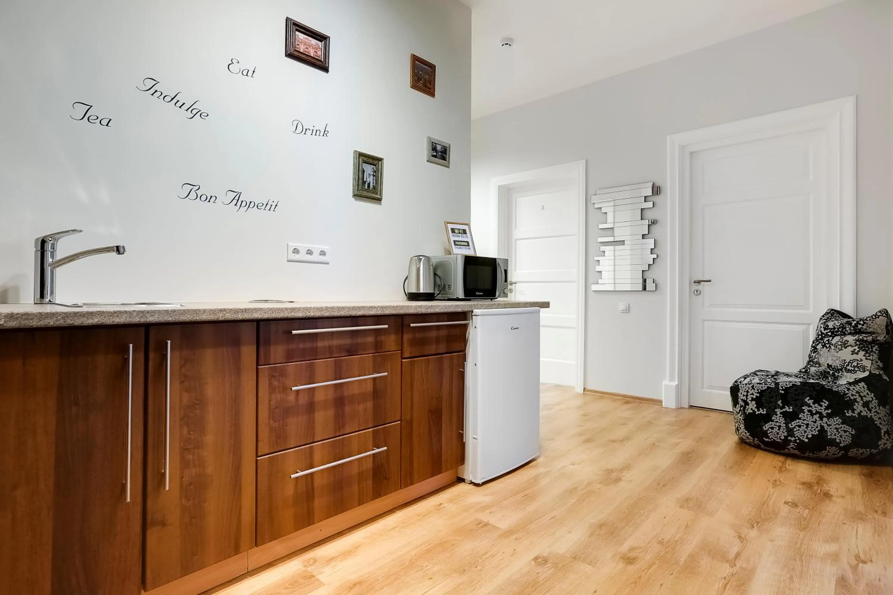 Coffee/tea facilities in Orange Cat Rooms