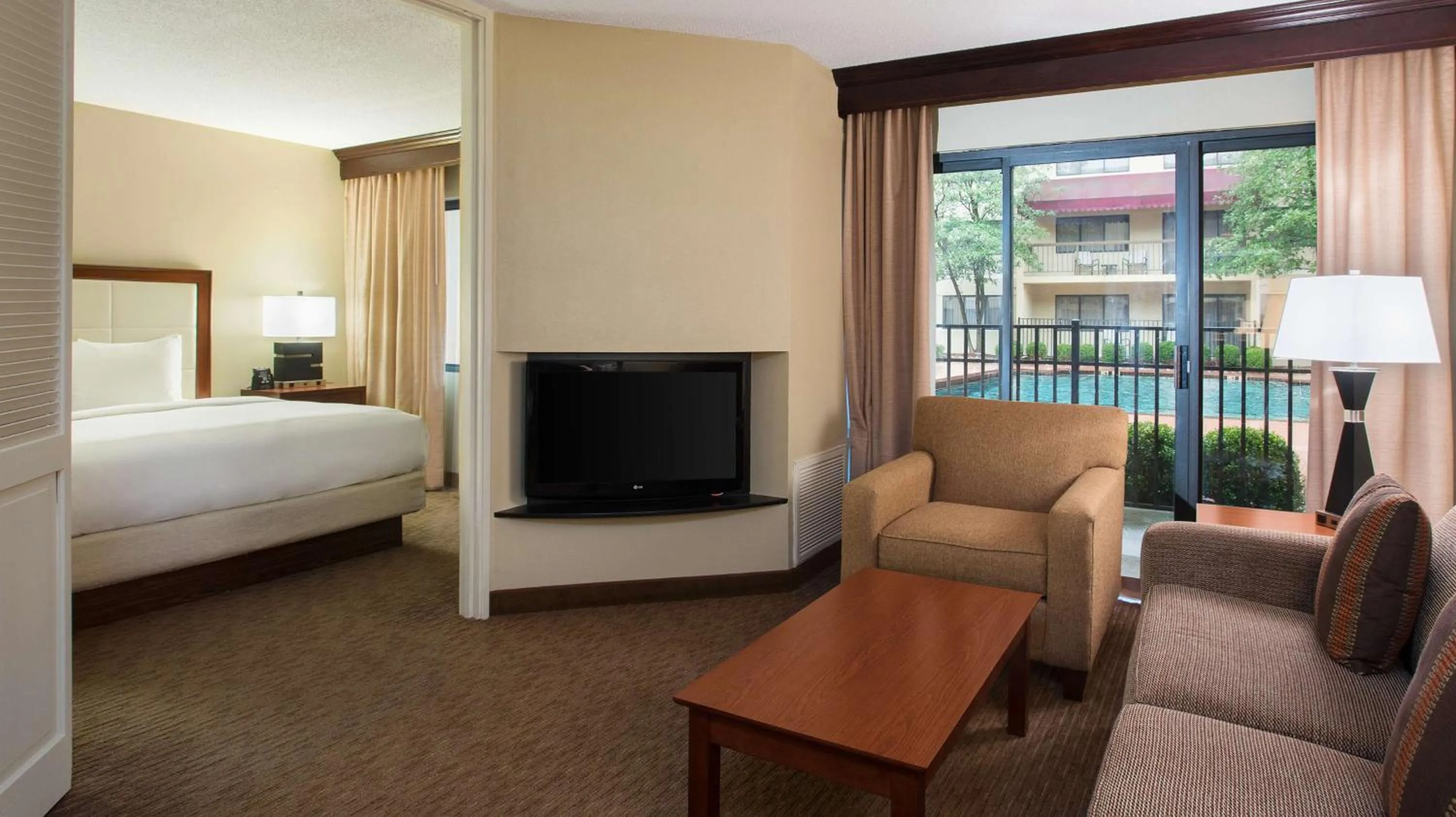 Bedroom, Bed in DoubleTree Suites by Hilton Hotel Cincinnati - Blue Ash